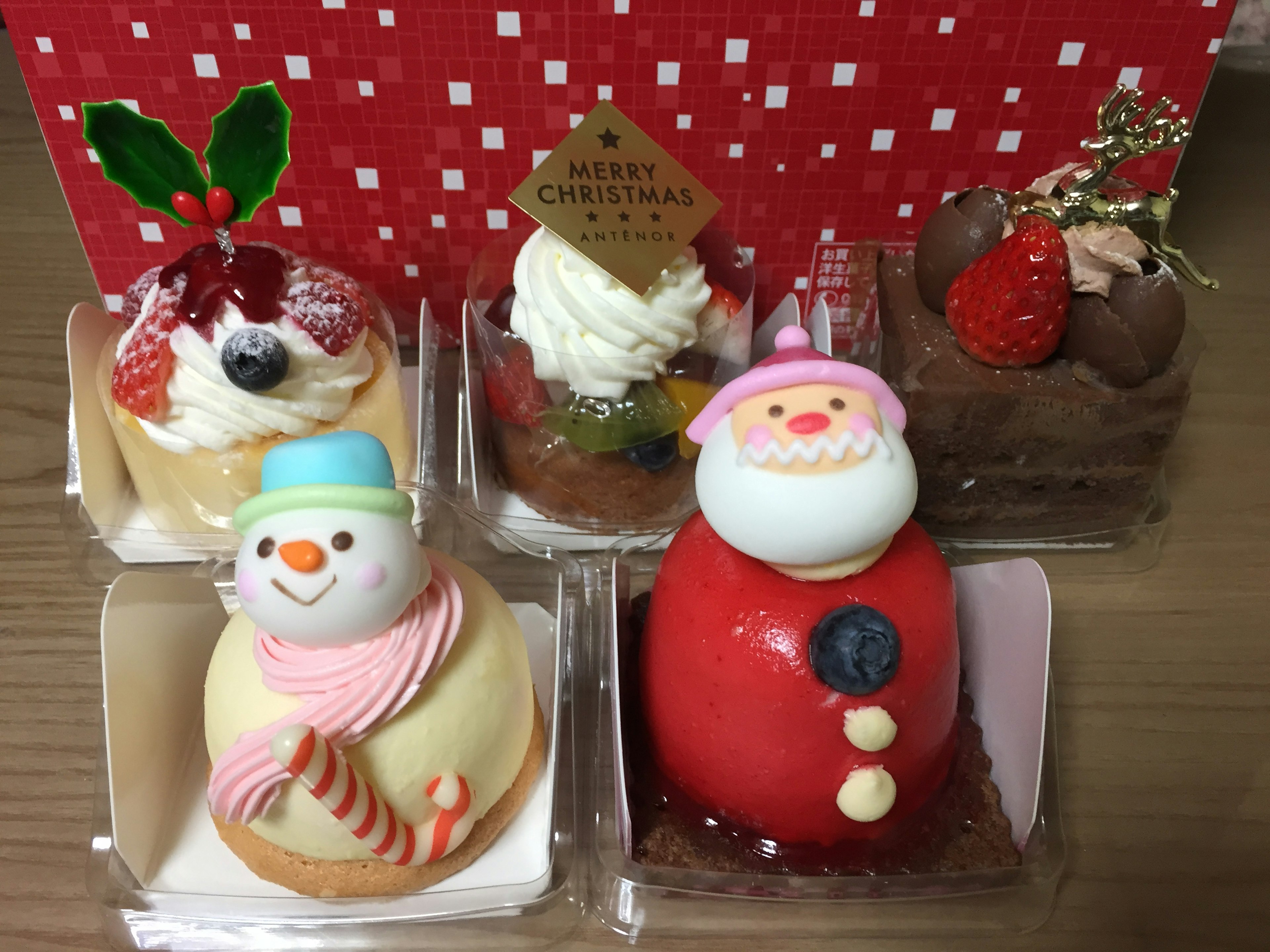 クリスマスのデザートが並ぶ画像で、雪だるまとサンタのケーキが特徴