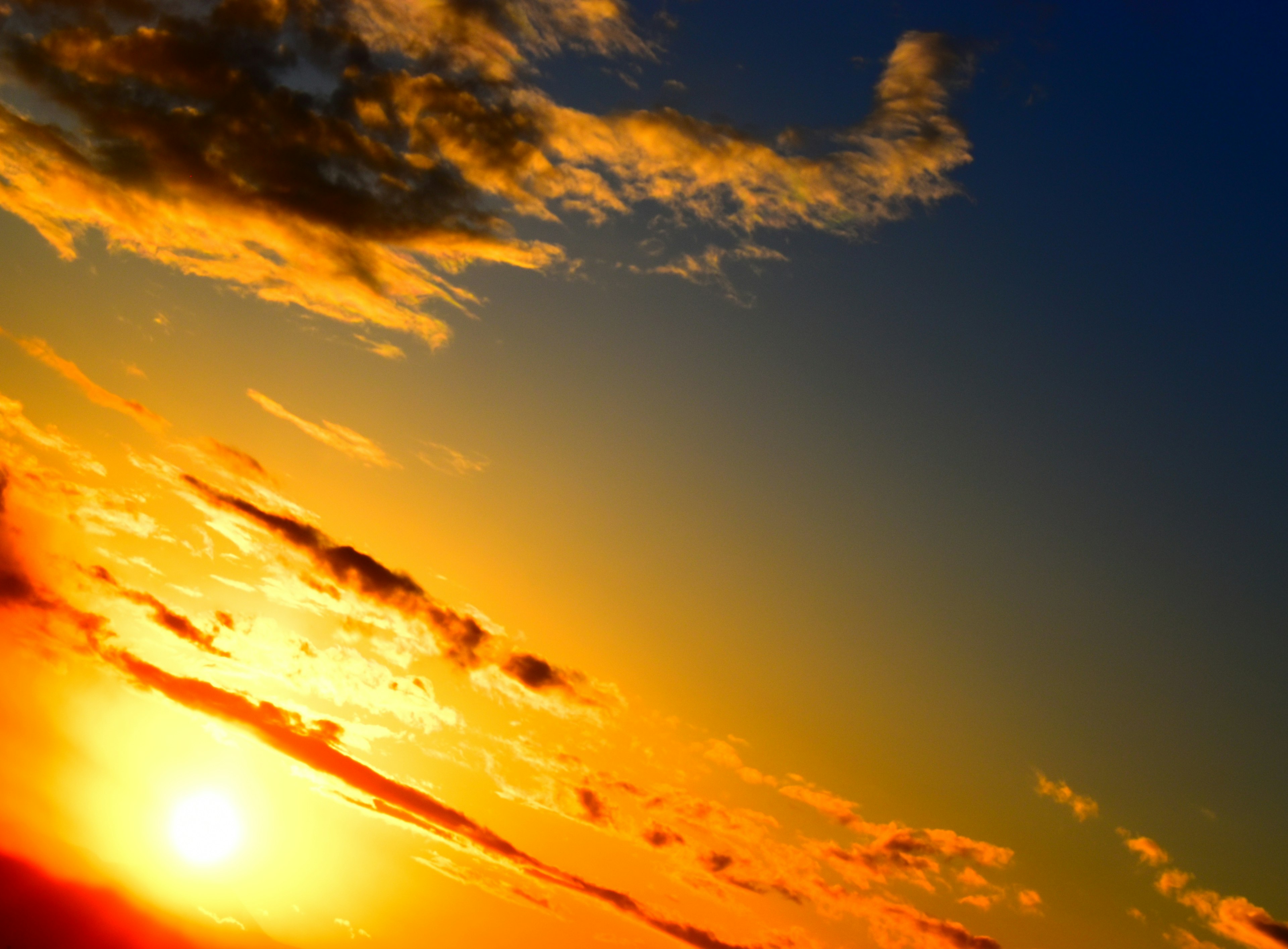 夕日と雲が美しい空の風景