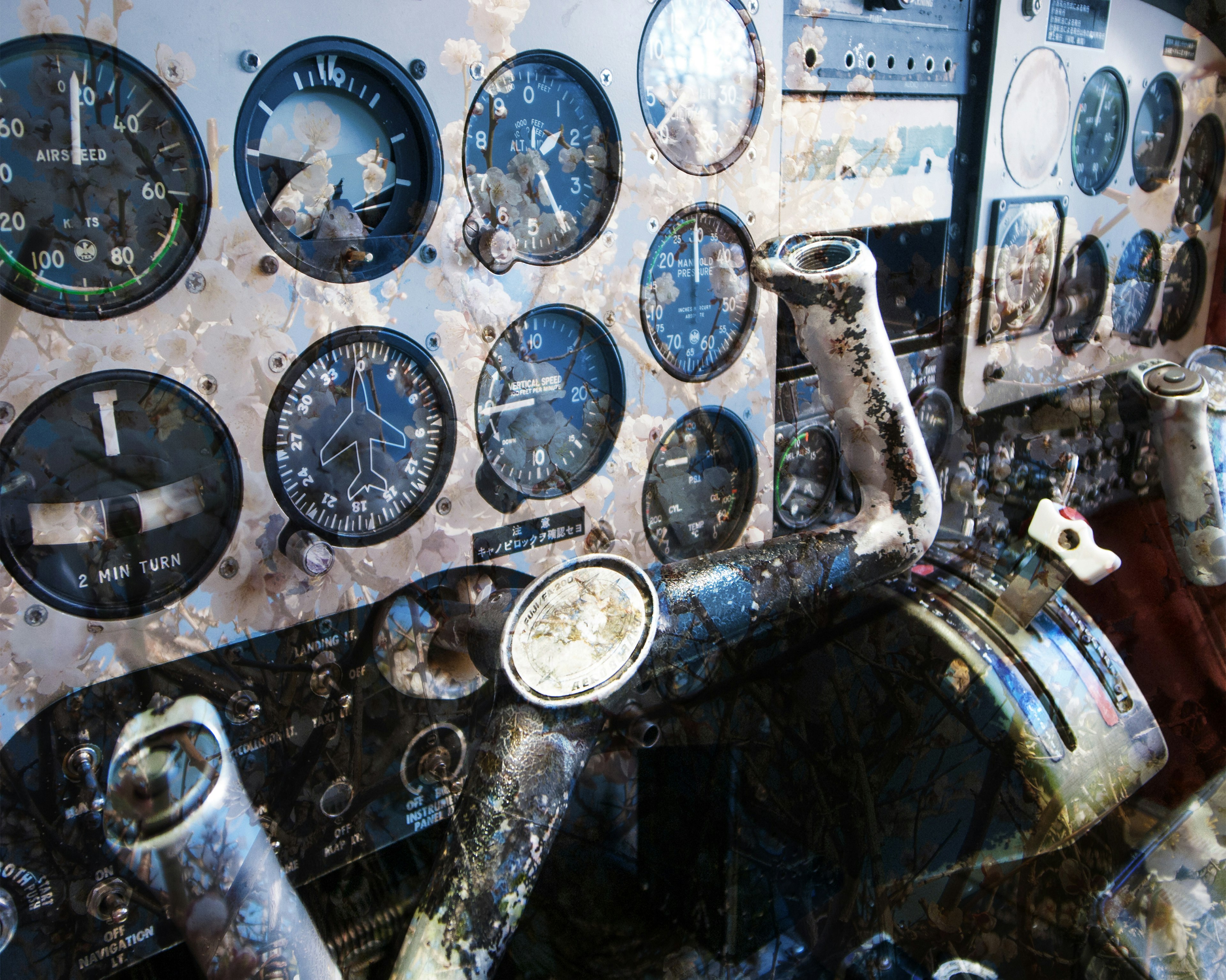 Immagine di un vecchio cockpit di aereo con vari strumenti e controlli