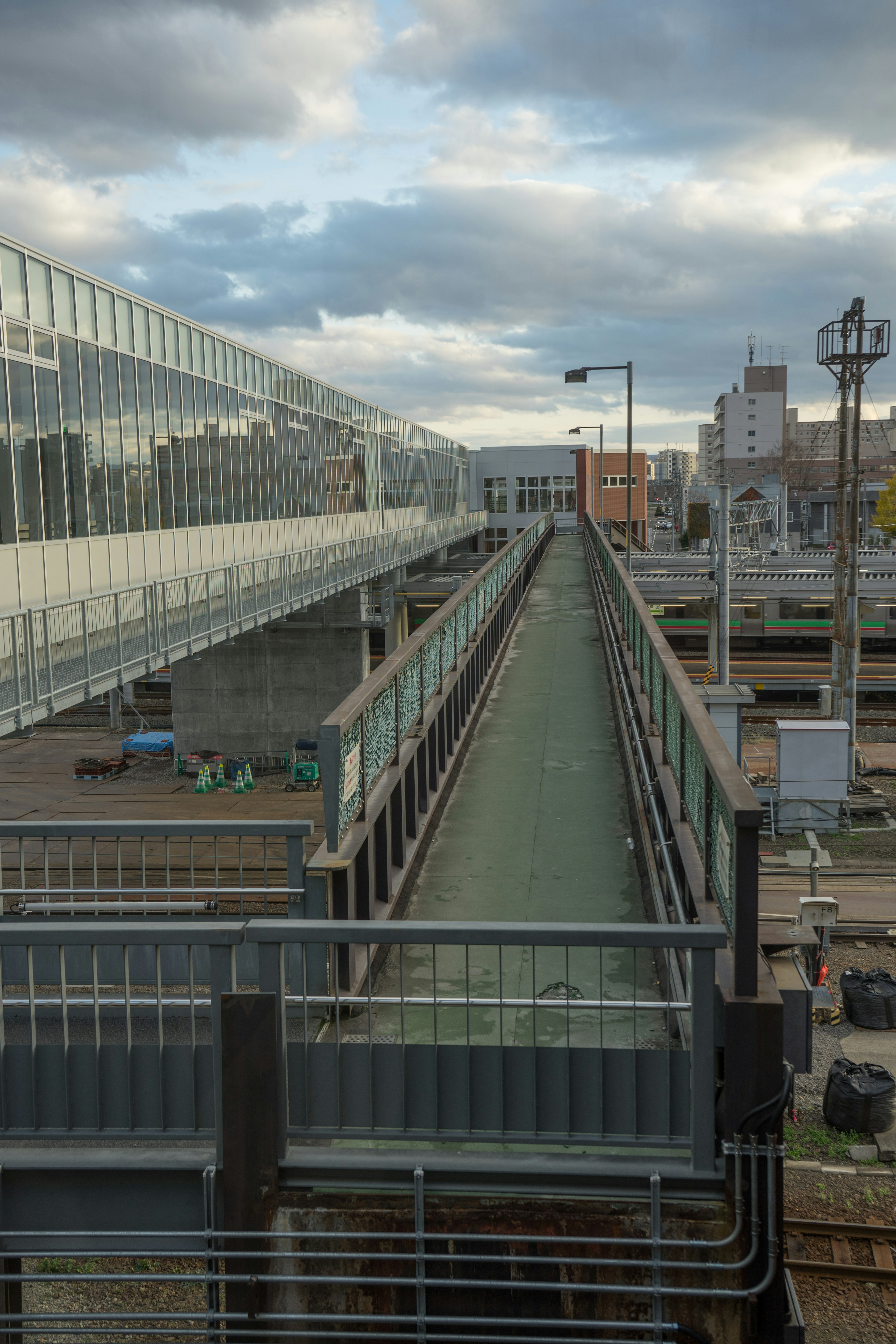 Vista de un pasillo elevado moderno y un edificio de estación