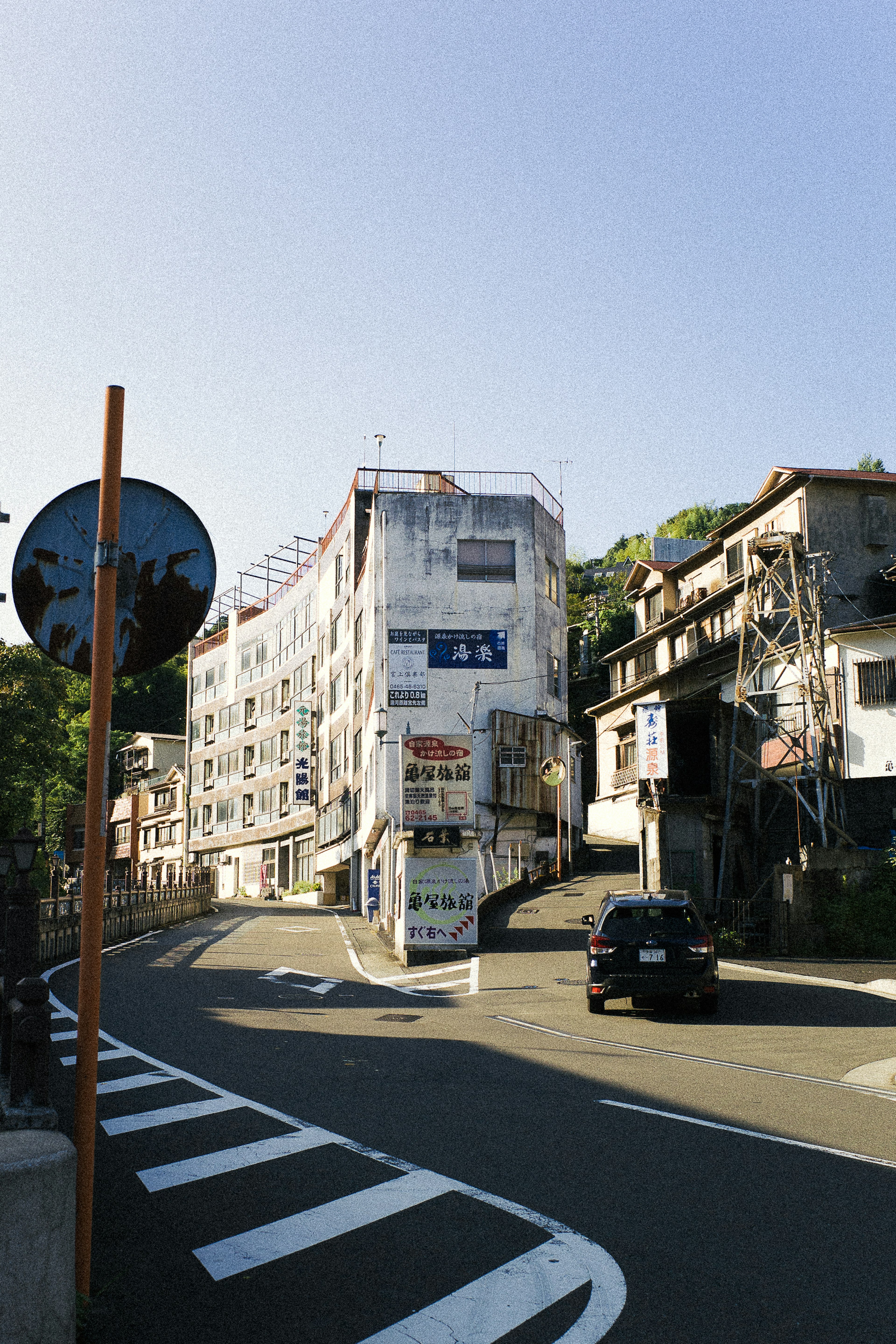 街の角にある白い建物と青空