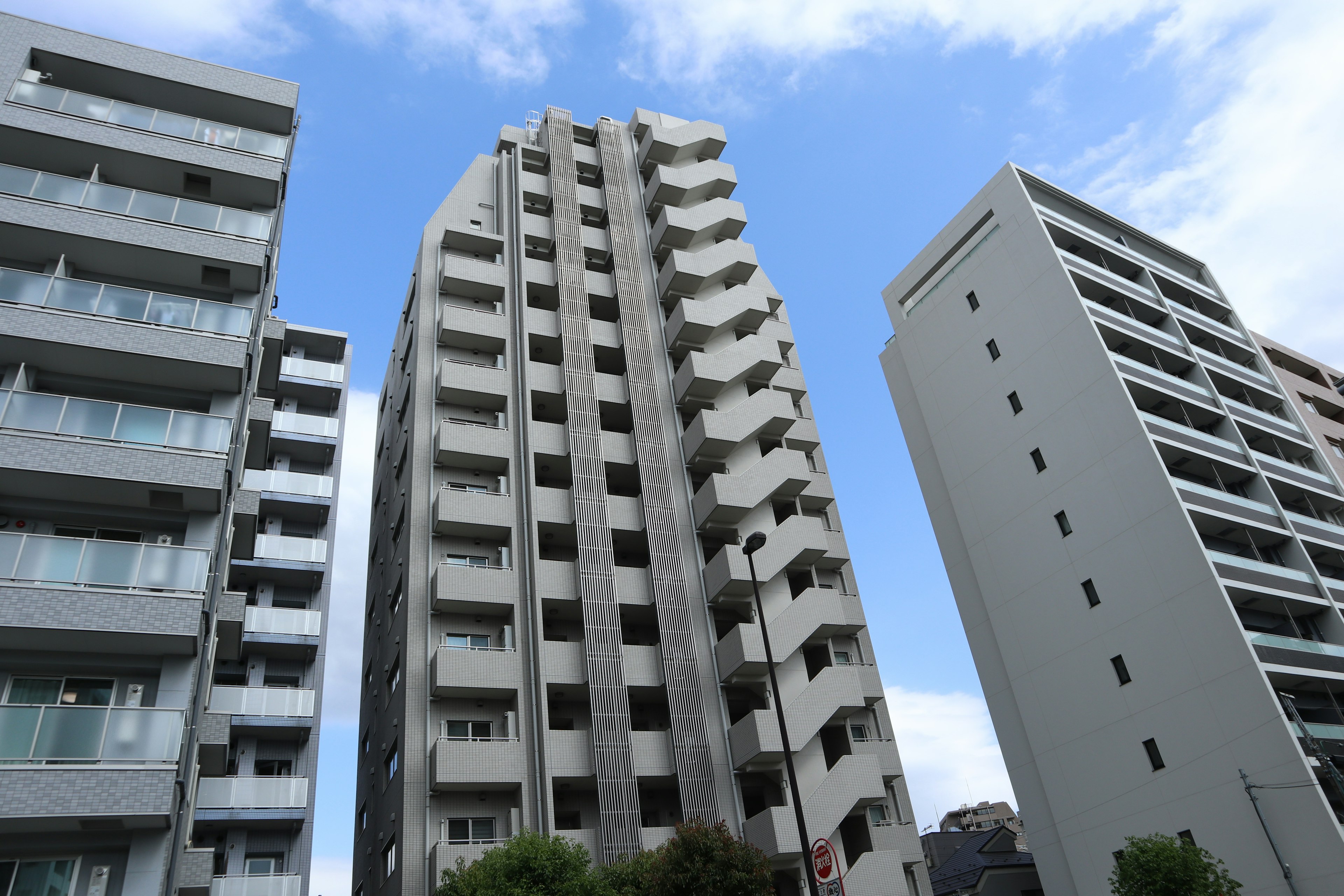 Moderne Wolkenkratzer in einer Stadtlandschaft