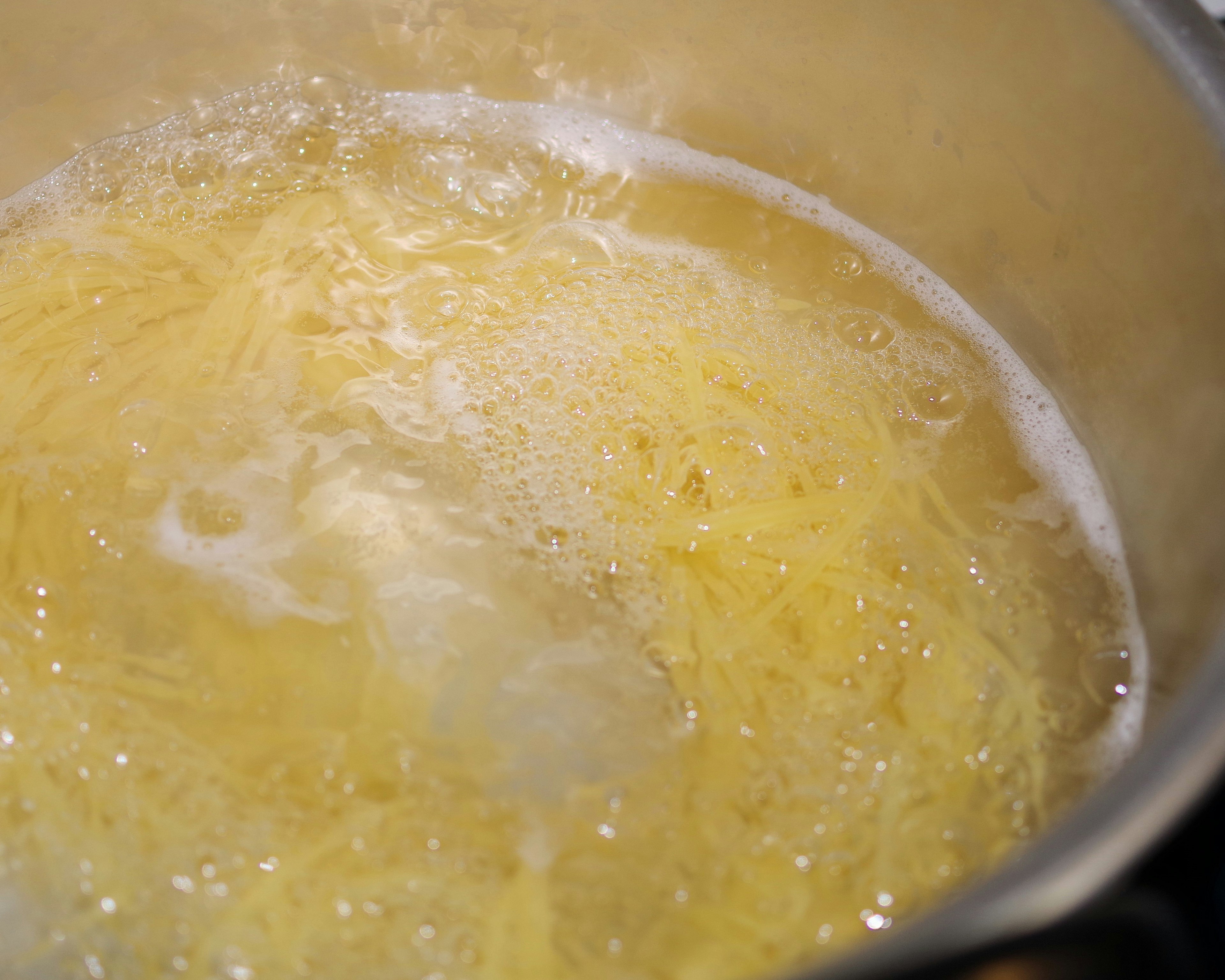 Kochende Pasta in einem Topf mit sprudelndem Wasser