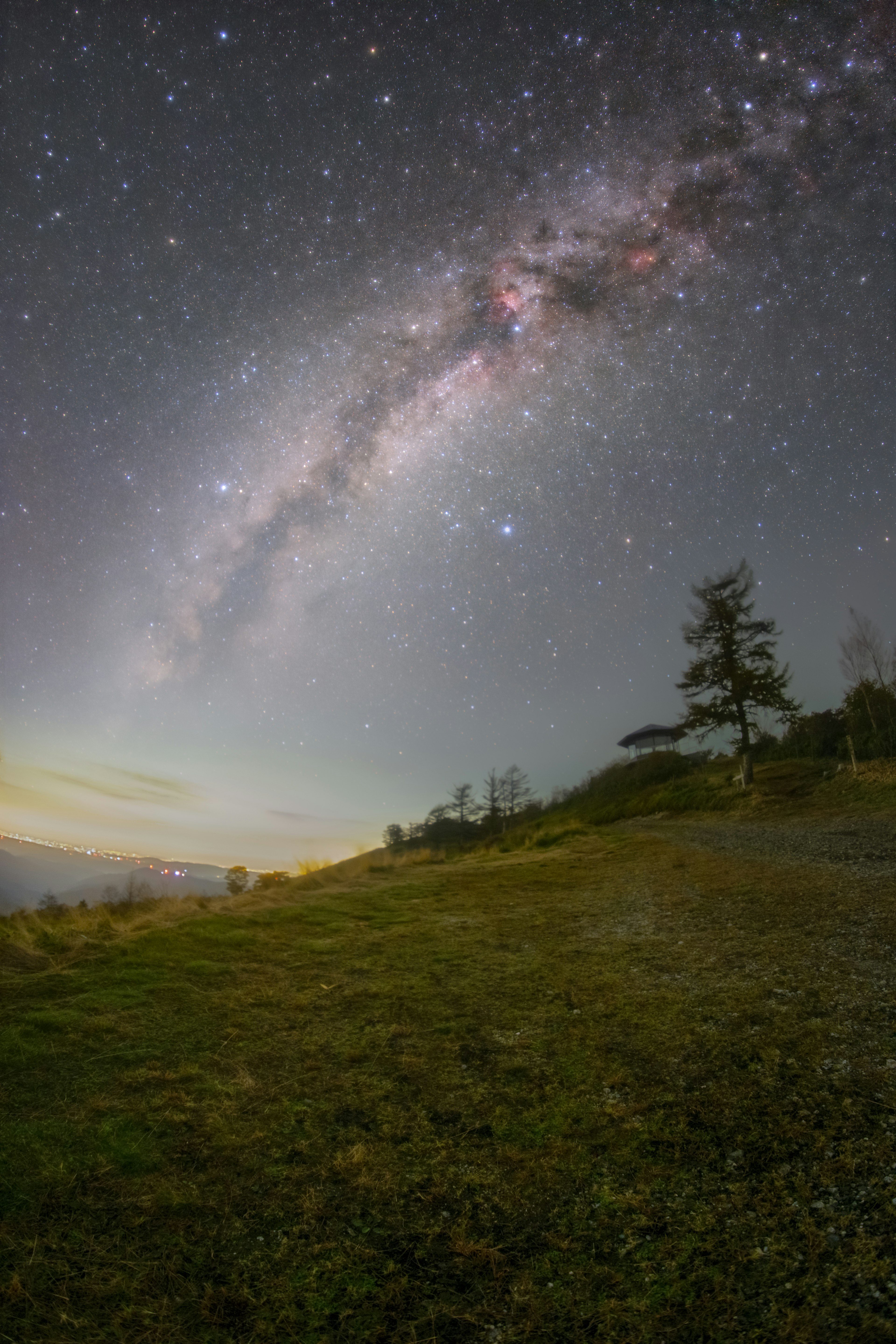 美しい星空と天の川の景色が広がる風景