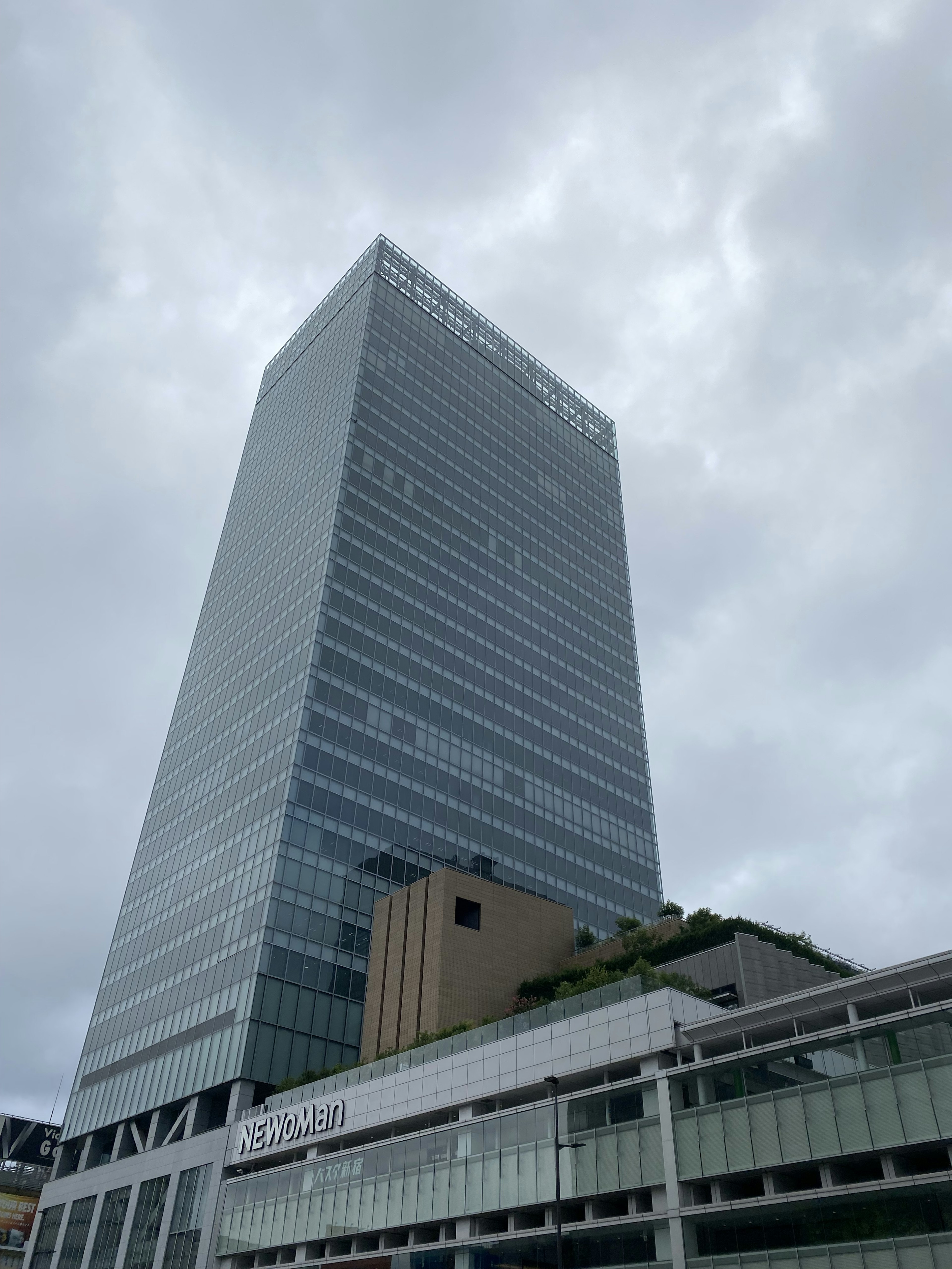 Primo piano di un edificio alto sotto un cielo nuvoloso con un design impressionante