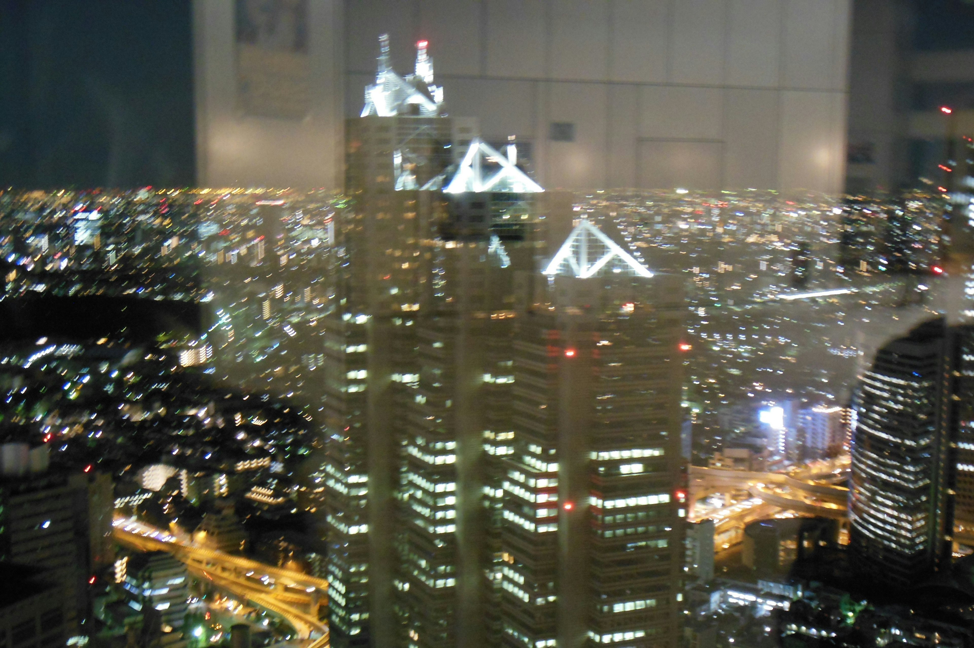 Vista nocturna de un horizonte urbano con rascacielos iluminados