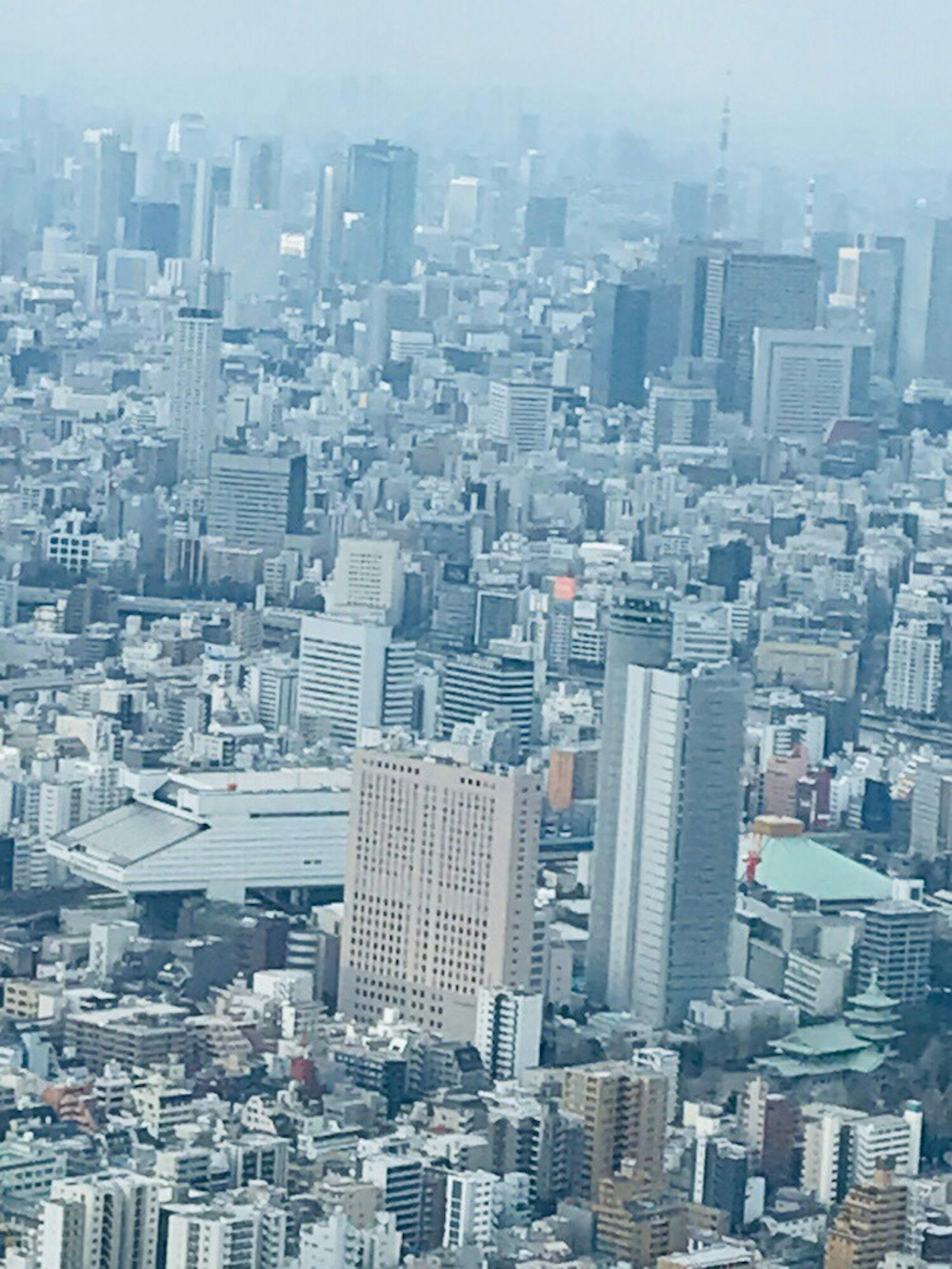 東京の高層ビル群を見渡す空撮画像