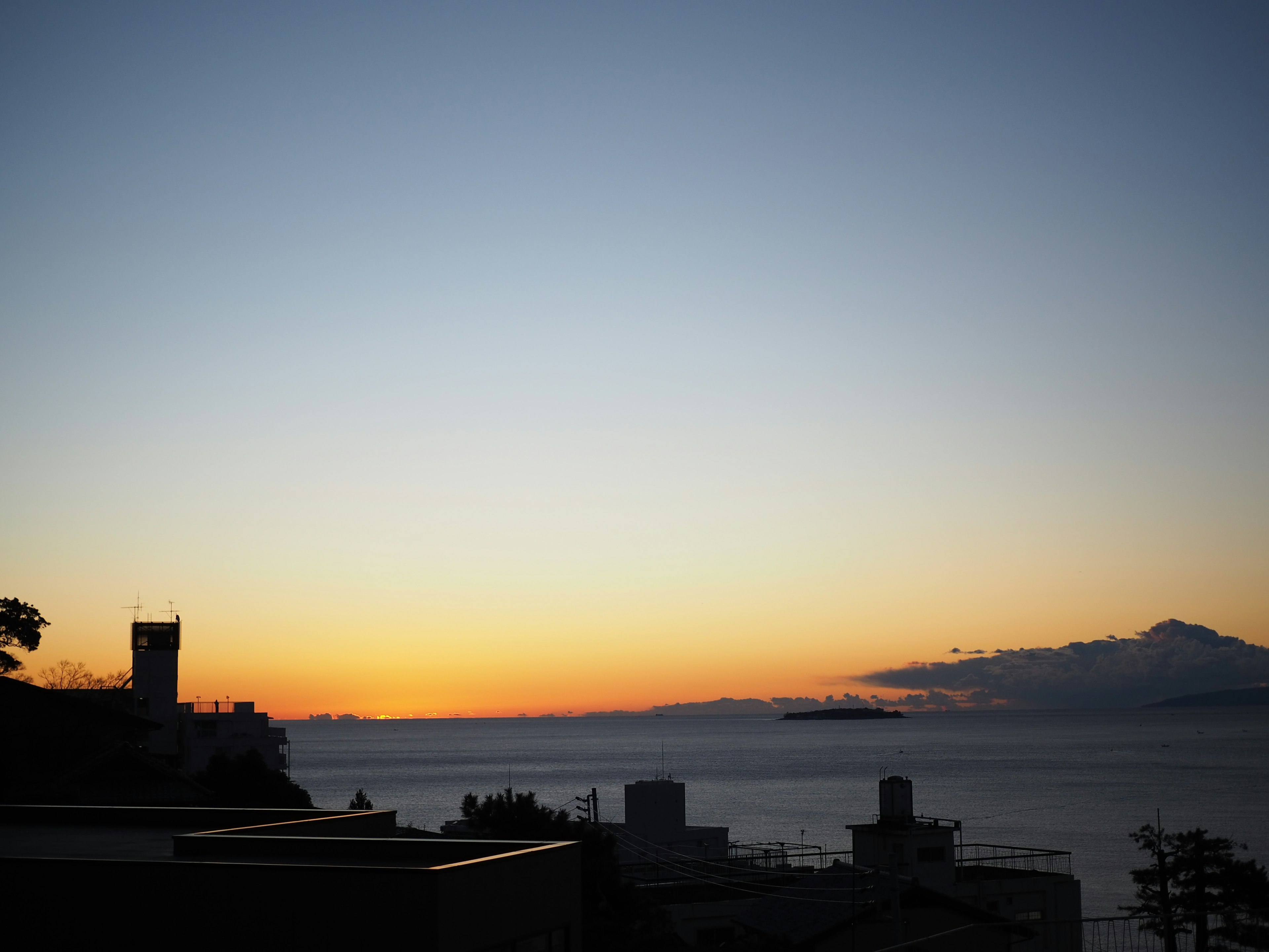 海の景色と夕焼けの空が広がる美しい風景