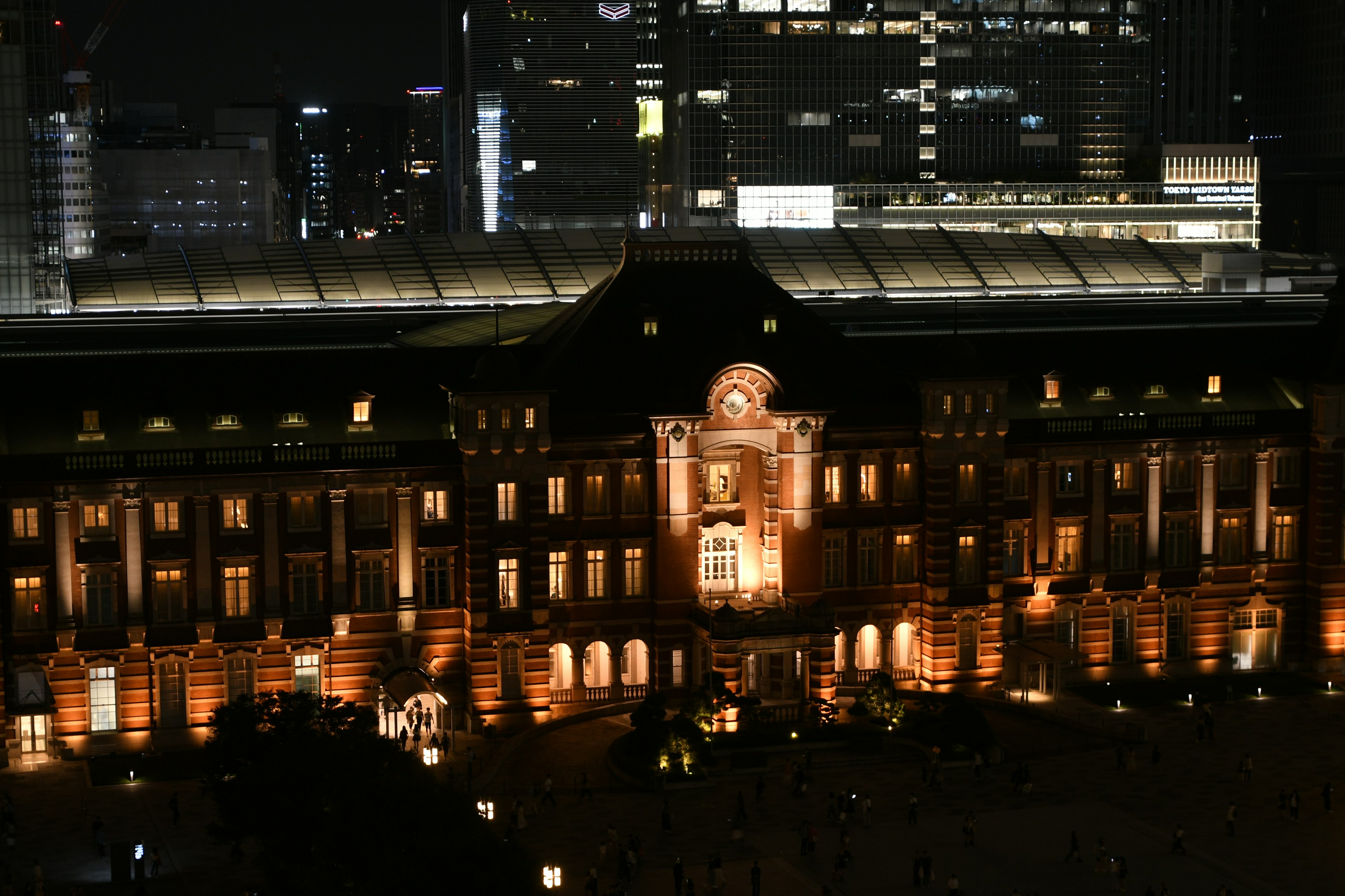 夜の東京駅の美しい建築と明かり