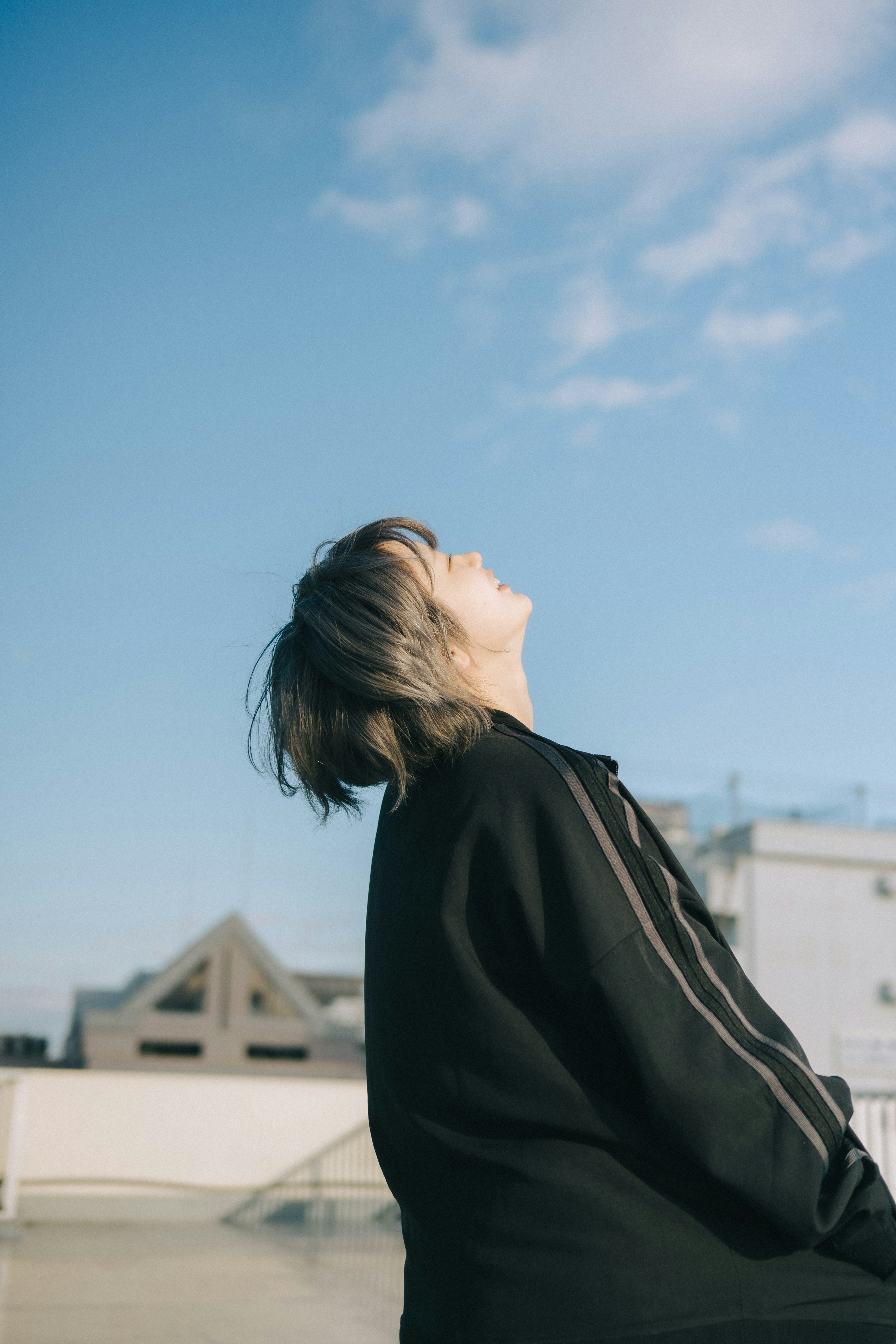 青空を見上げる人物の横顔