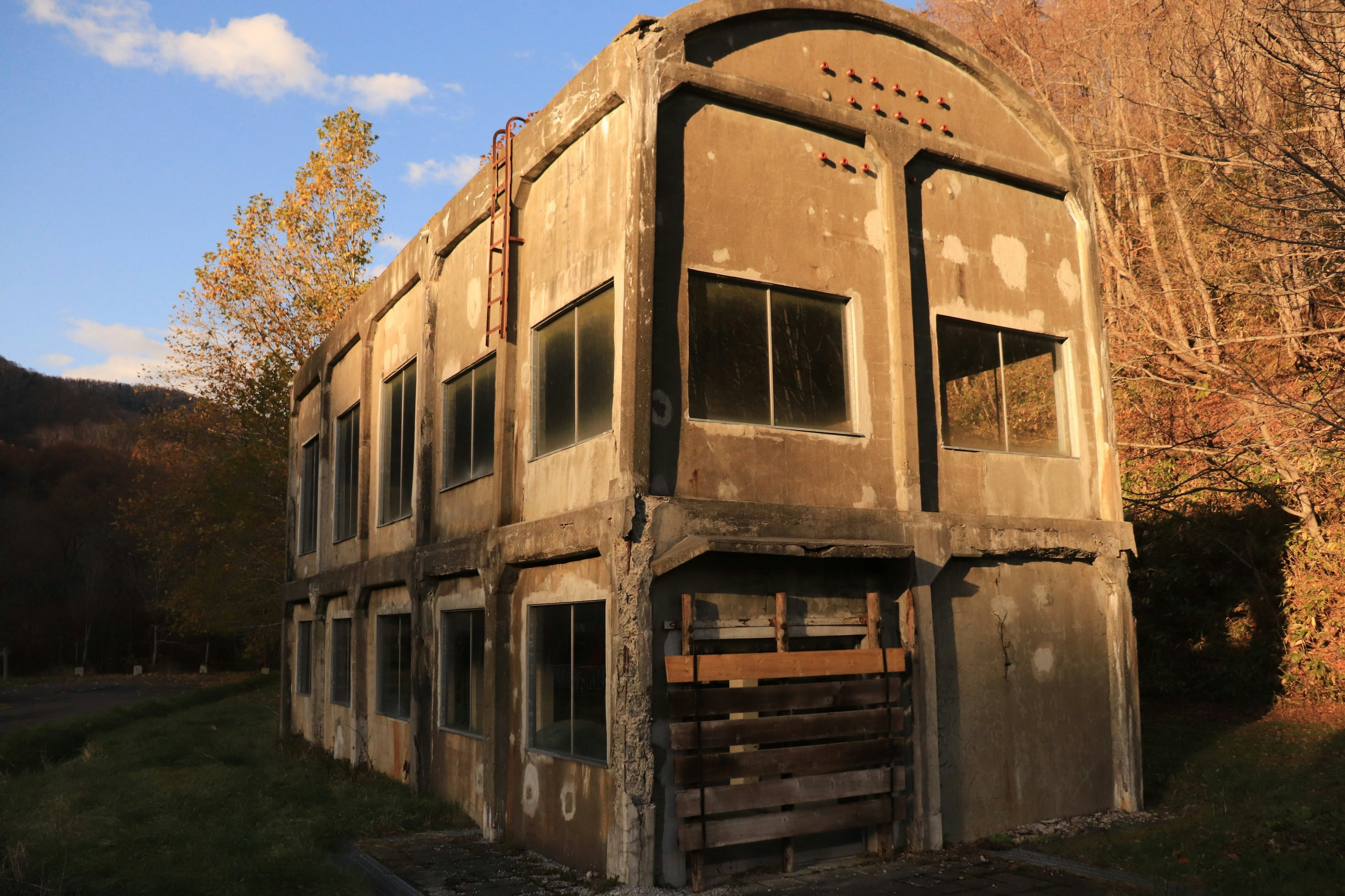 Edificio de concreto abandonado iluminado por el atardecer