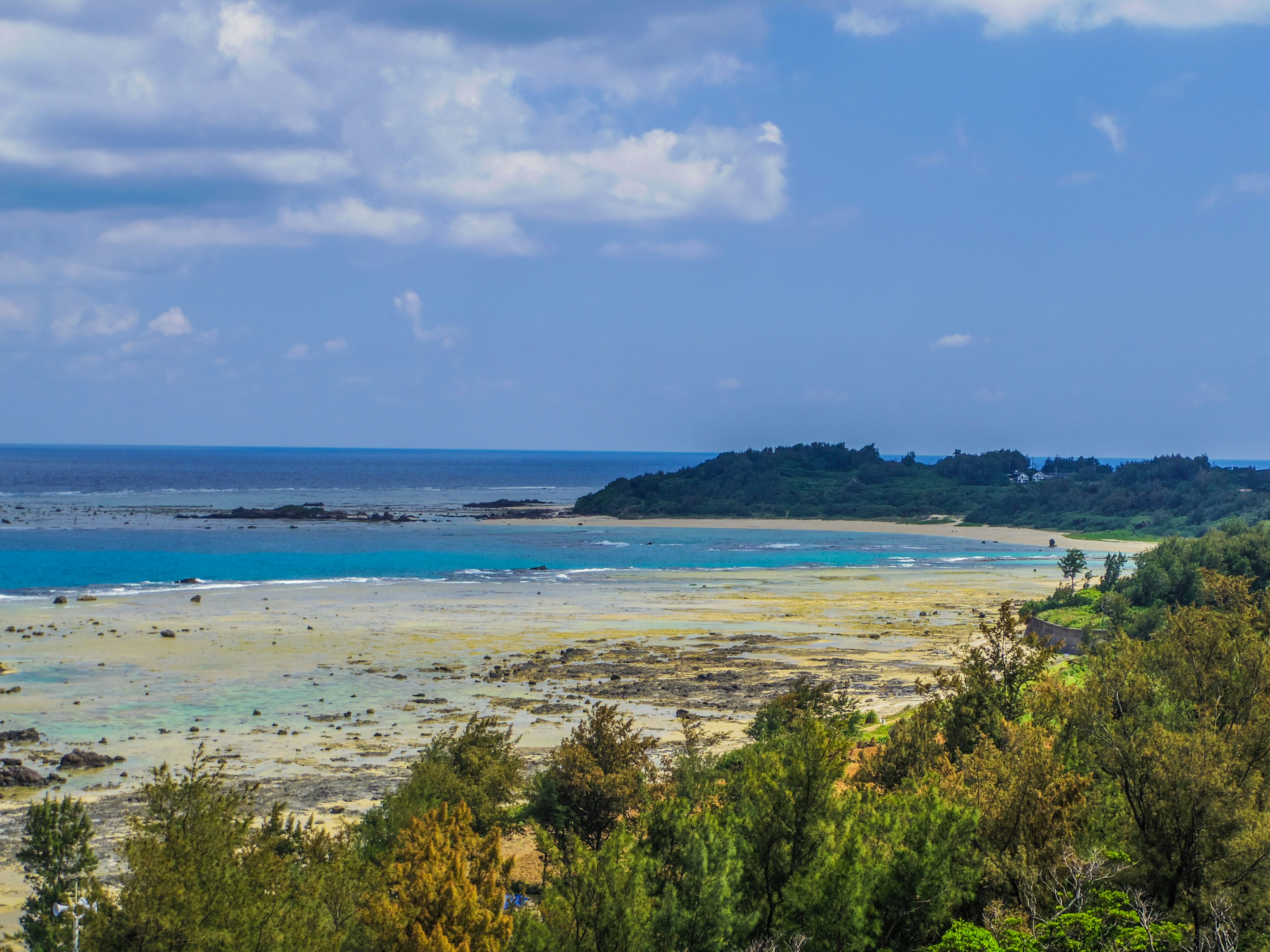 Vista splendida della spiaggia sotto un cielo blu con acqua cristallina