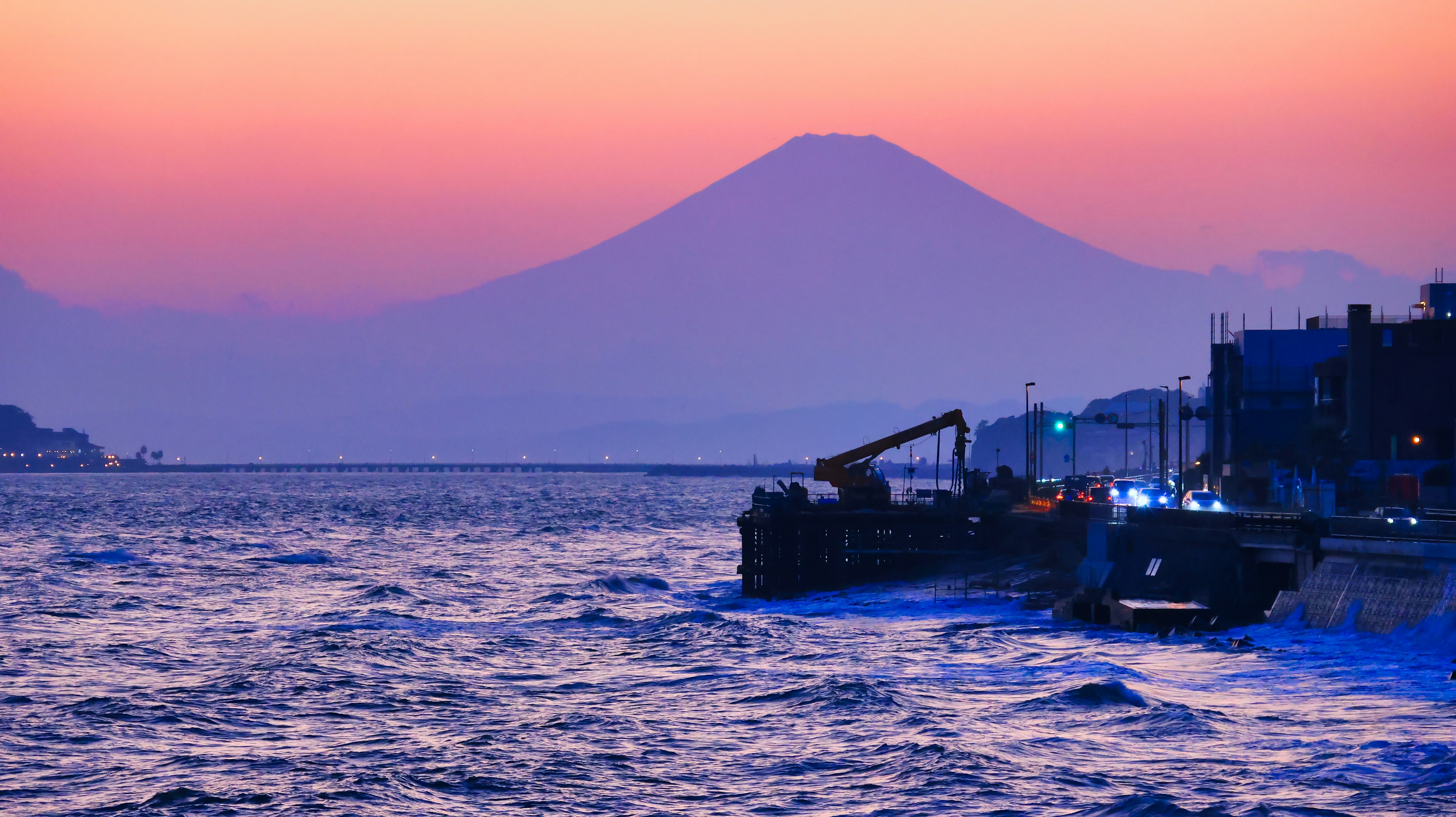 Vista del atardecer sobre el monte Fuji y el puerto costero