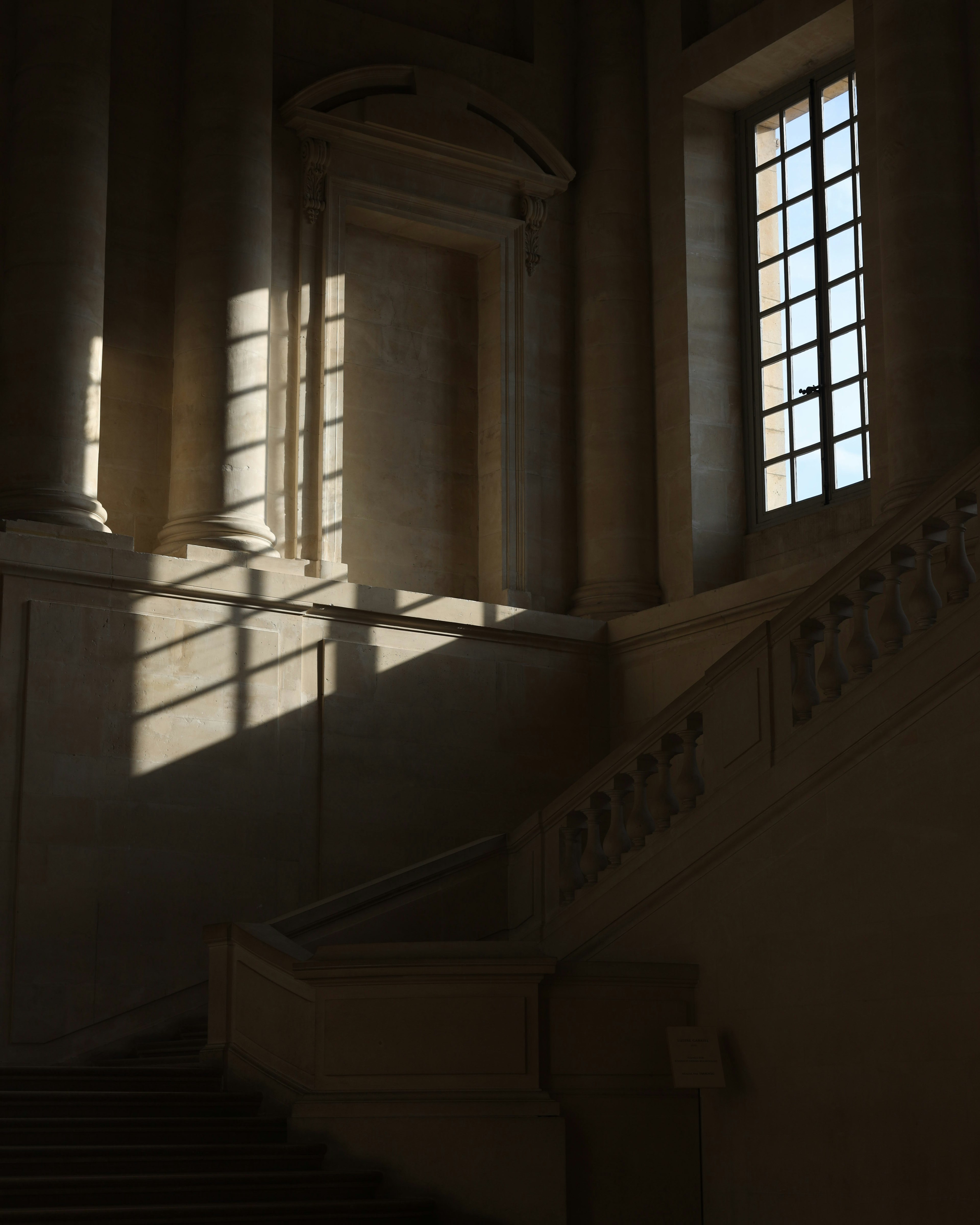 Intérieur d'un bâtiment avec lumière et ombres des fenêtres de l'escalier