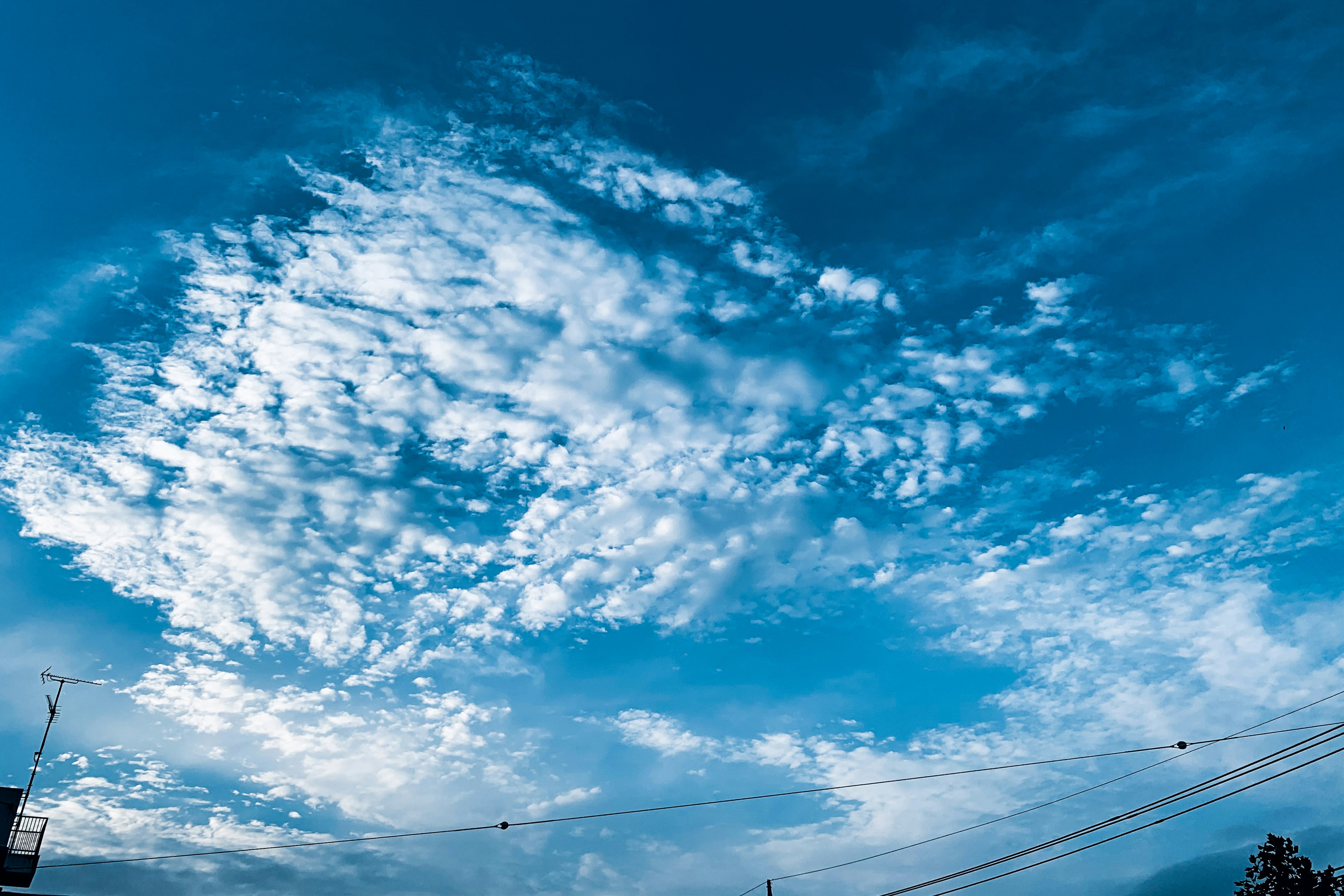 青空に浮かぶ白い雲の美しい風景