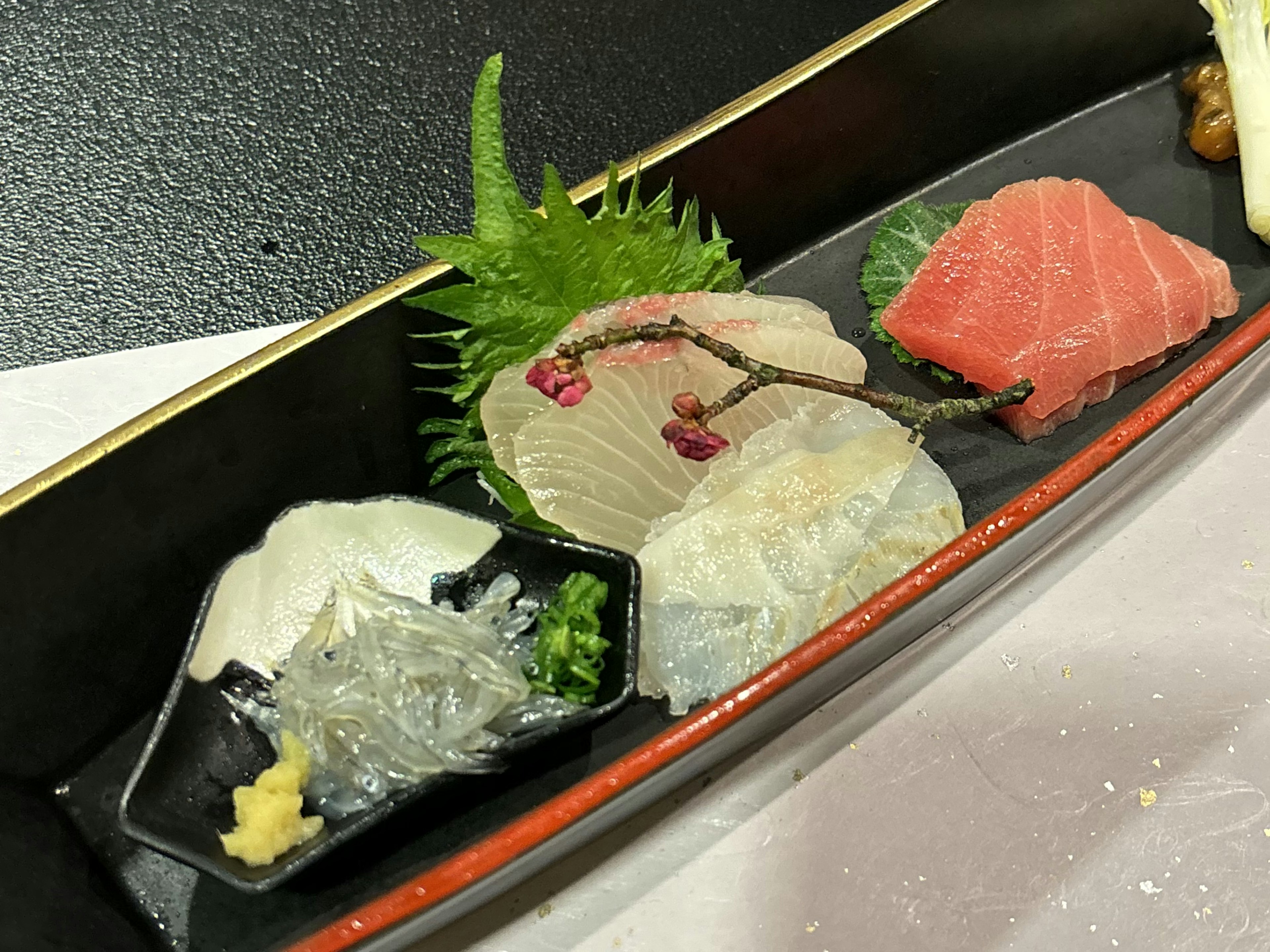 Un piatto di sashimi fresco splendidamente presentato con salmone e pesce bianco