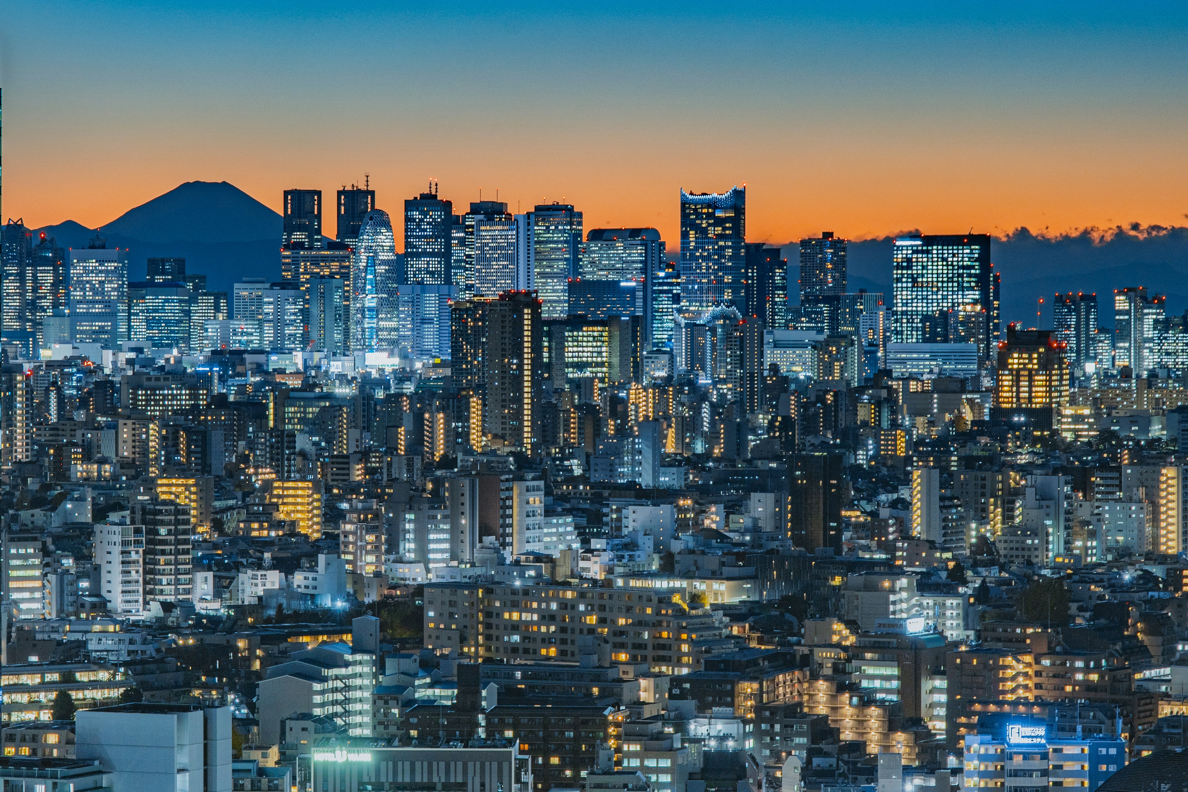 Vue nocturne de la skyline de Tokyo avec le mont Fuji en arrière-plan