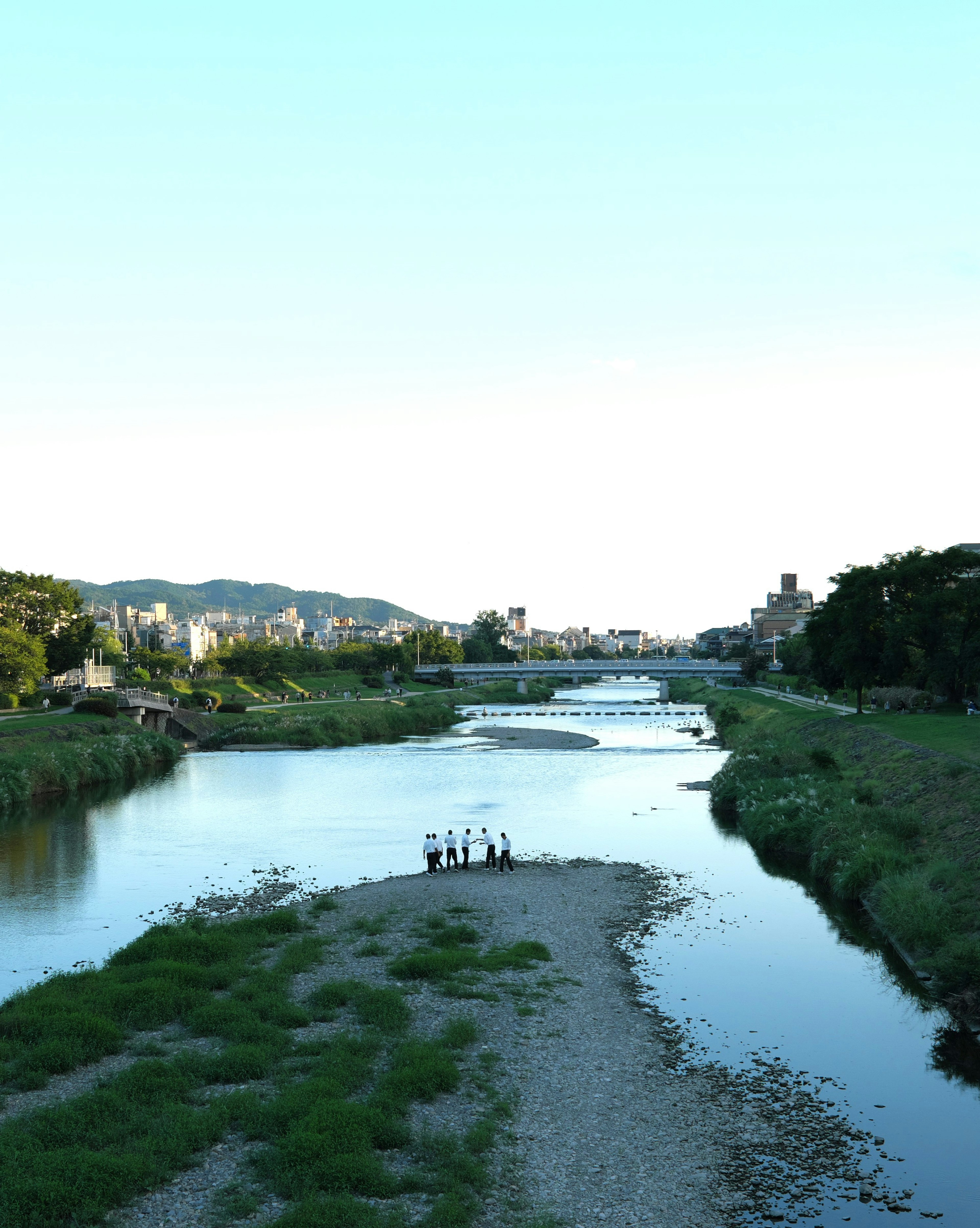 川の流れと周囲の緑が広がる風景