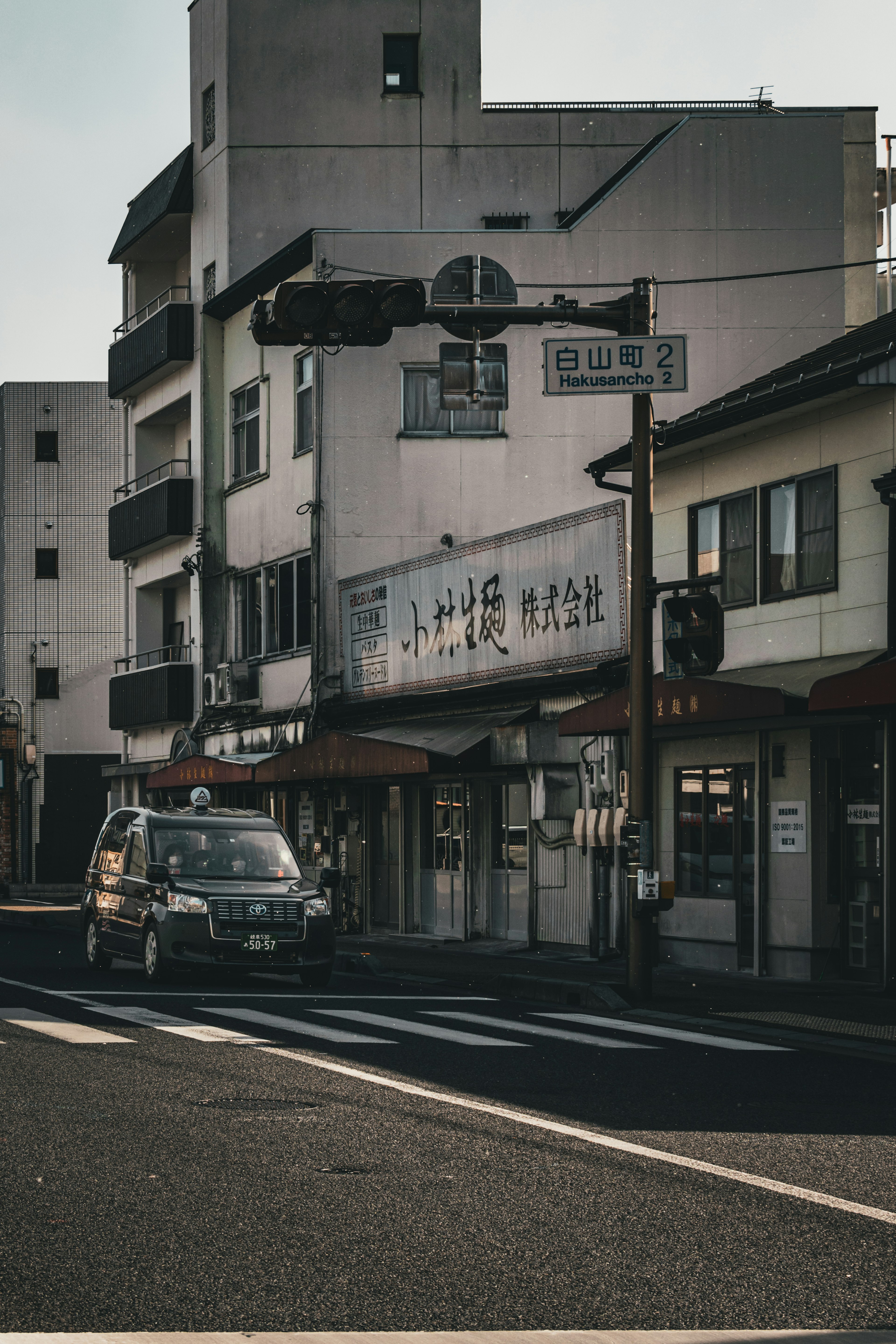 街景，包含老建築和一輛車