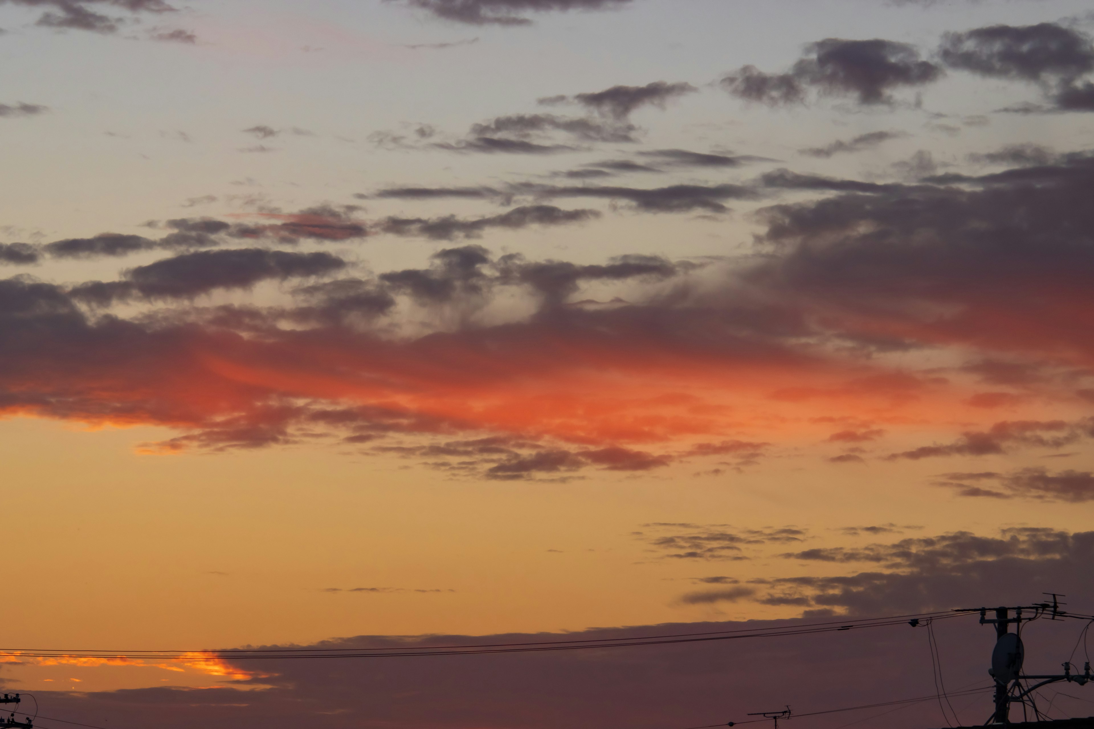 Cielo al tramonto con nuvole in gradiente rosso e arancione