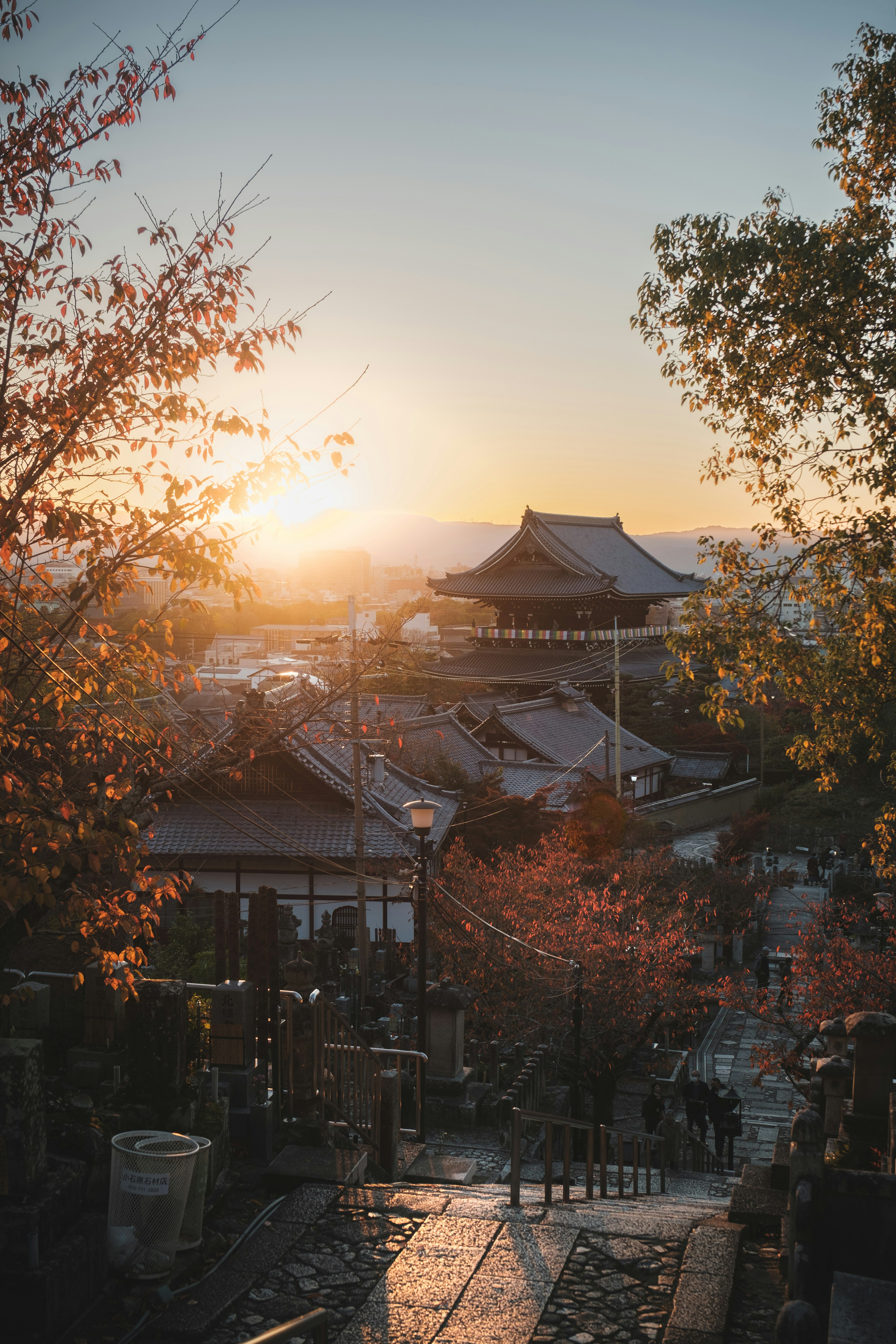 夕日が差し込む秋の風景と古い日本の建物