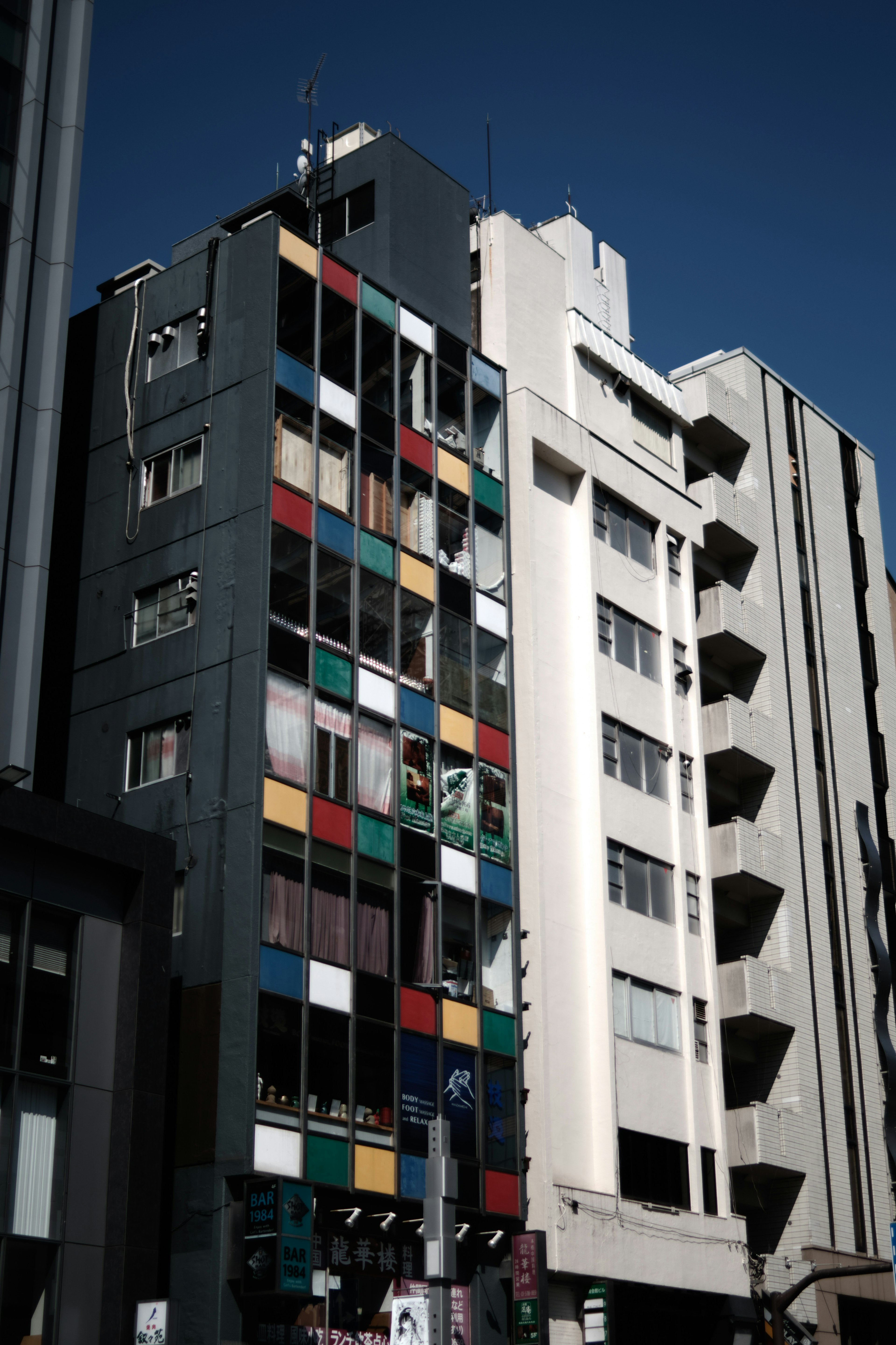 Foto eines Gebäudes mit einer bunten Fassade unter blauem Himmel