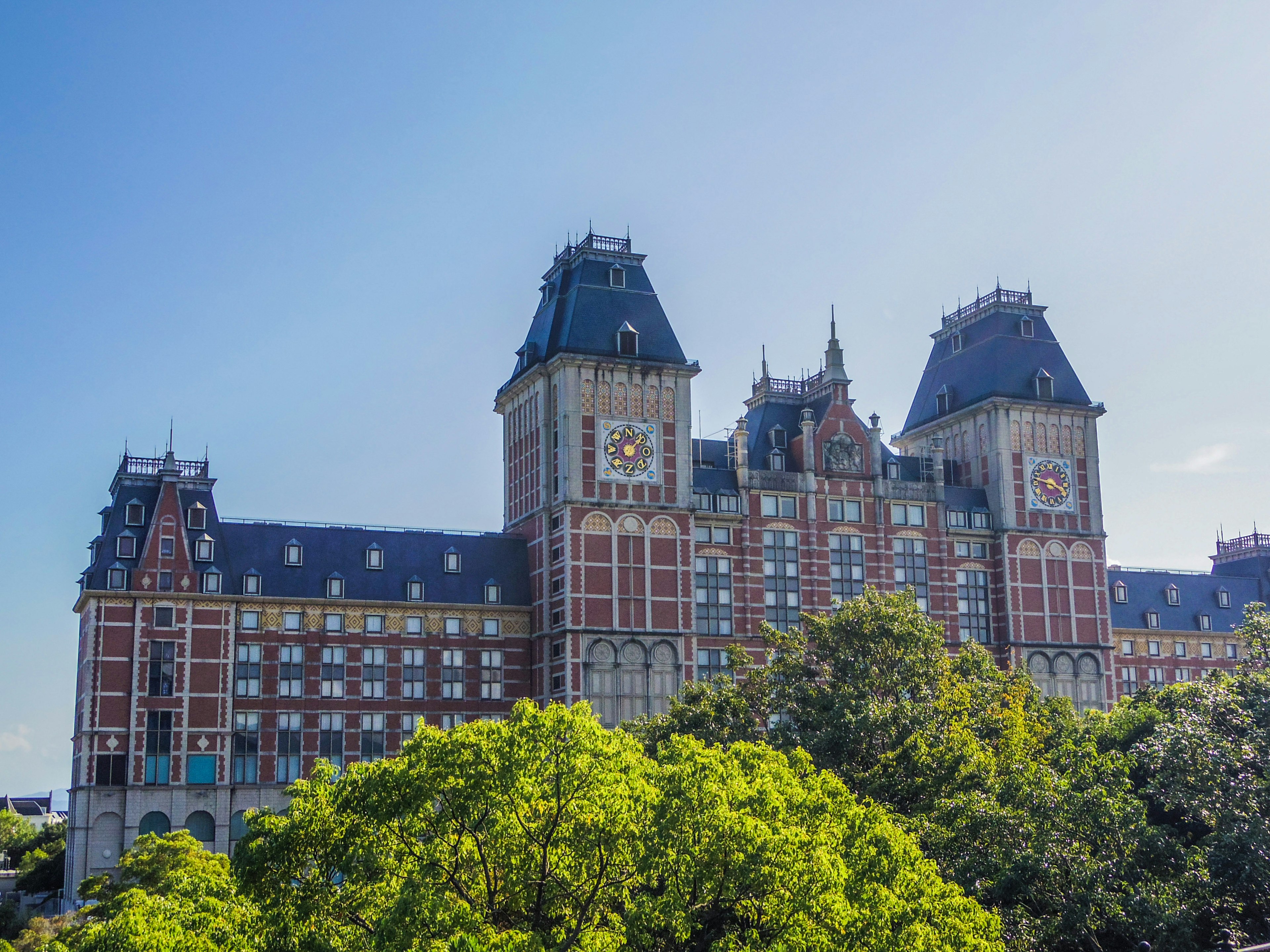 Ein großes Hotelgebäude umgeben von Grün mit schöner Architektur