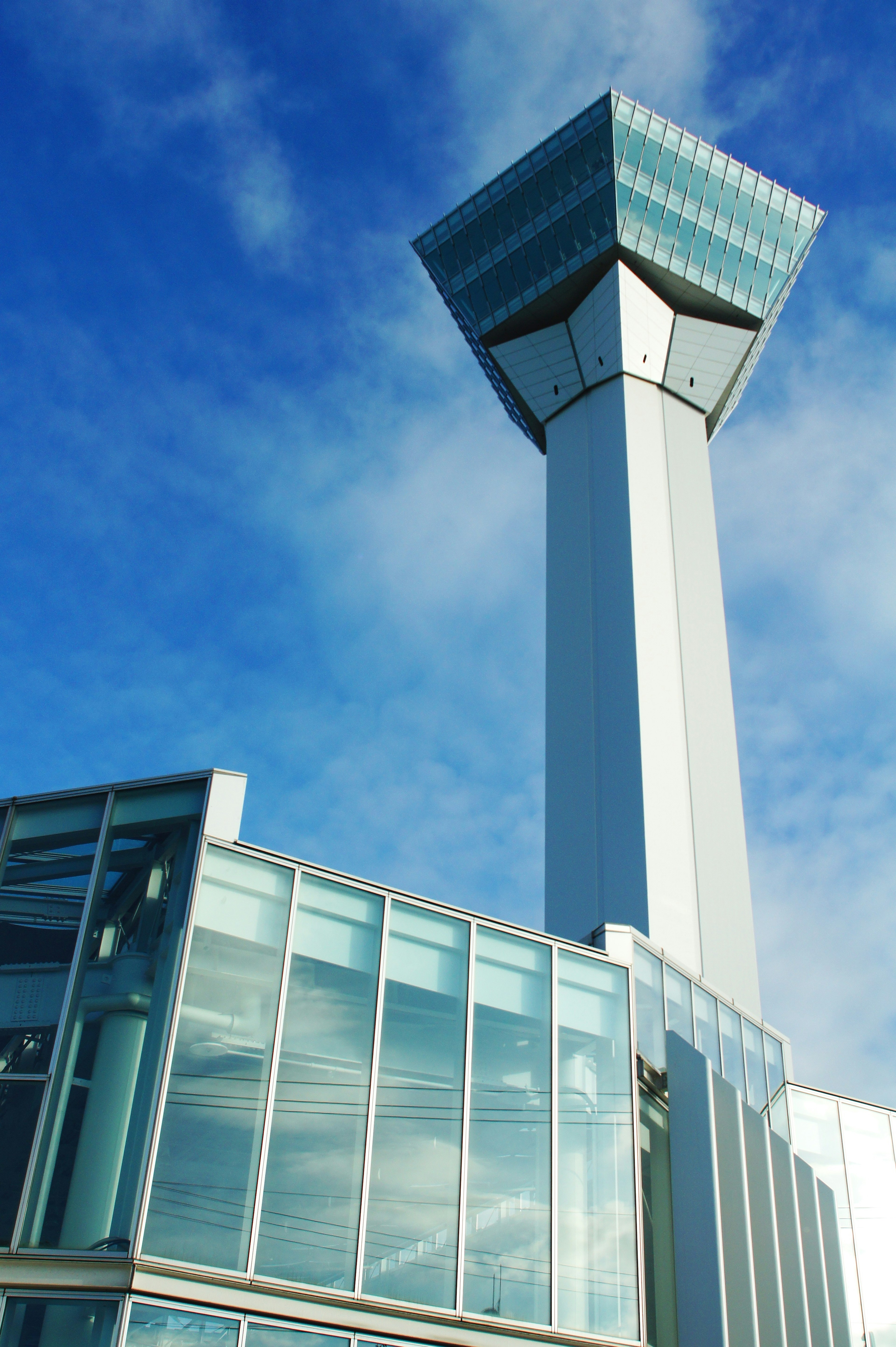 Grande tour avec un bâtiment moderne sous un ciel bleu