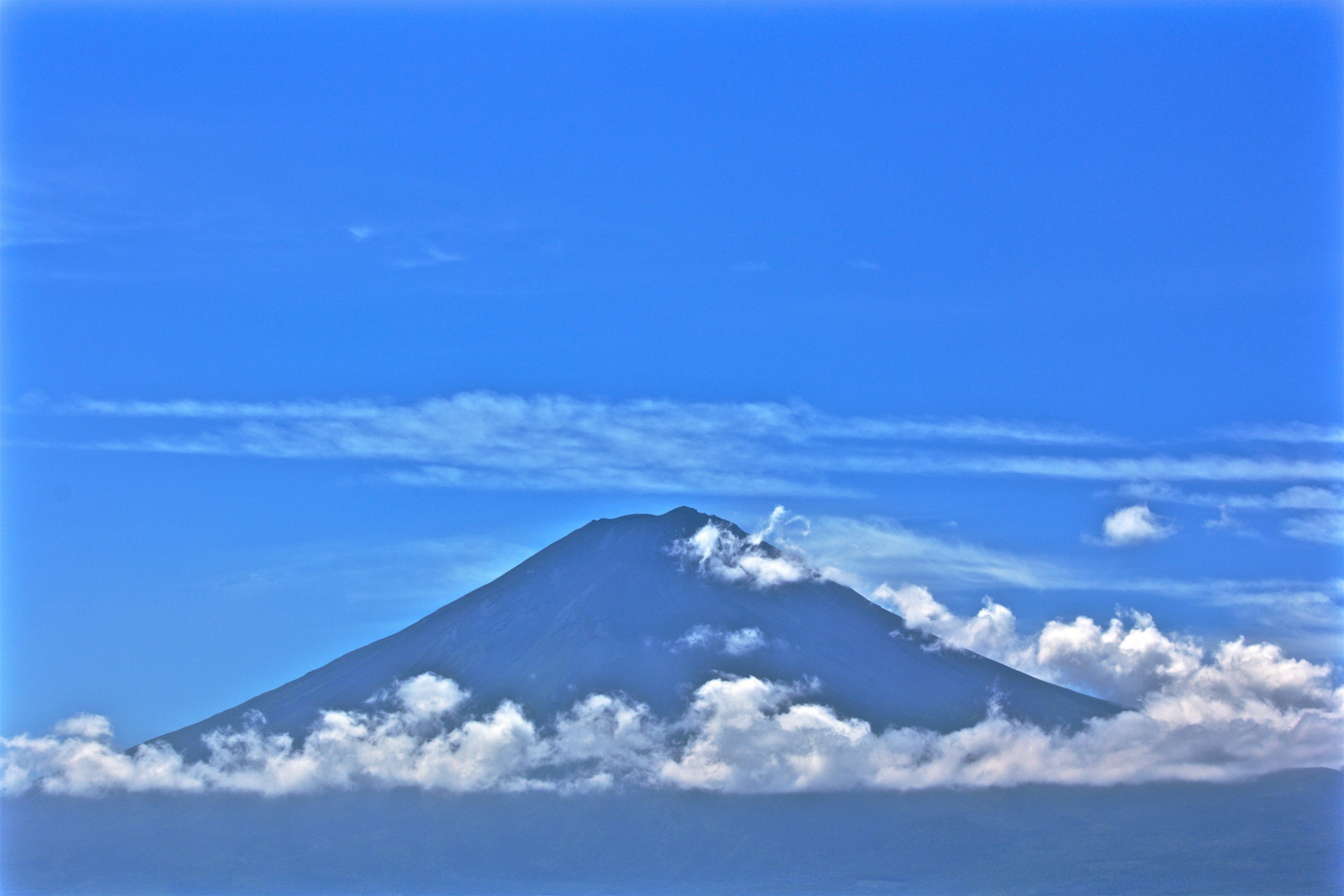 Un beau paysage de montagne entouré d'un ciel bleu et de nuages