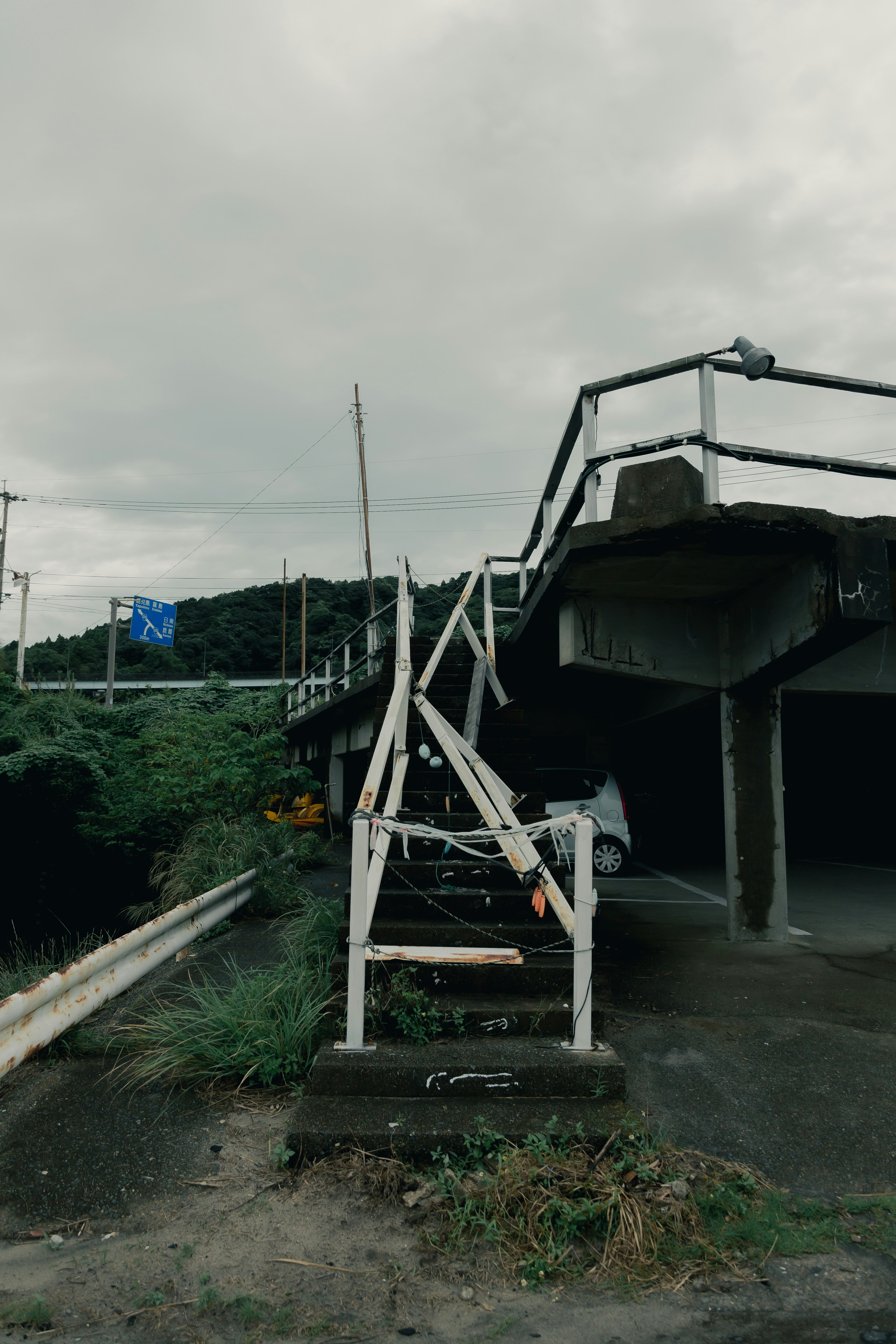 Escalera dañada que lleva a una estructura inestable