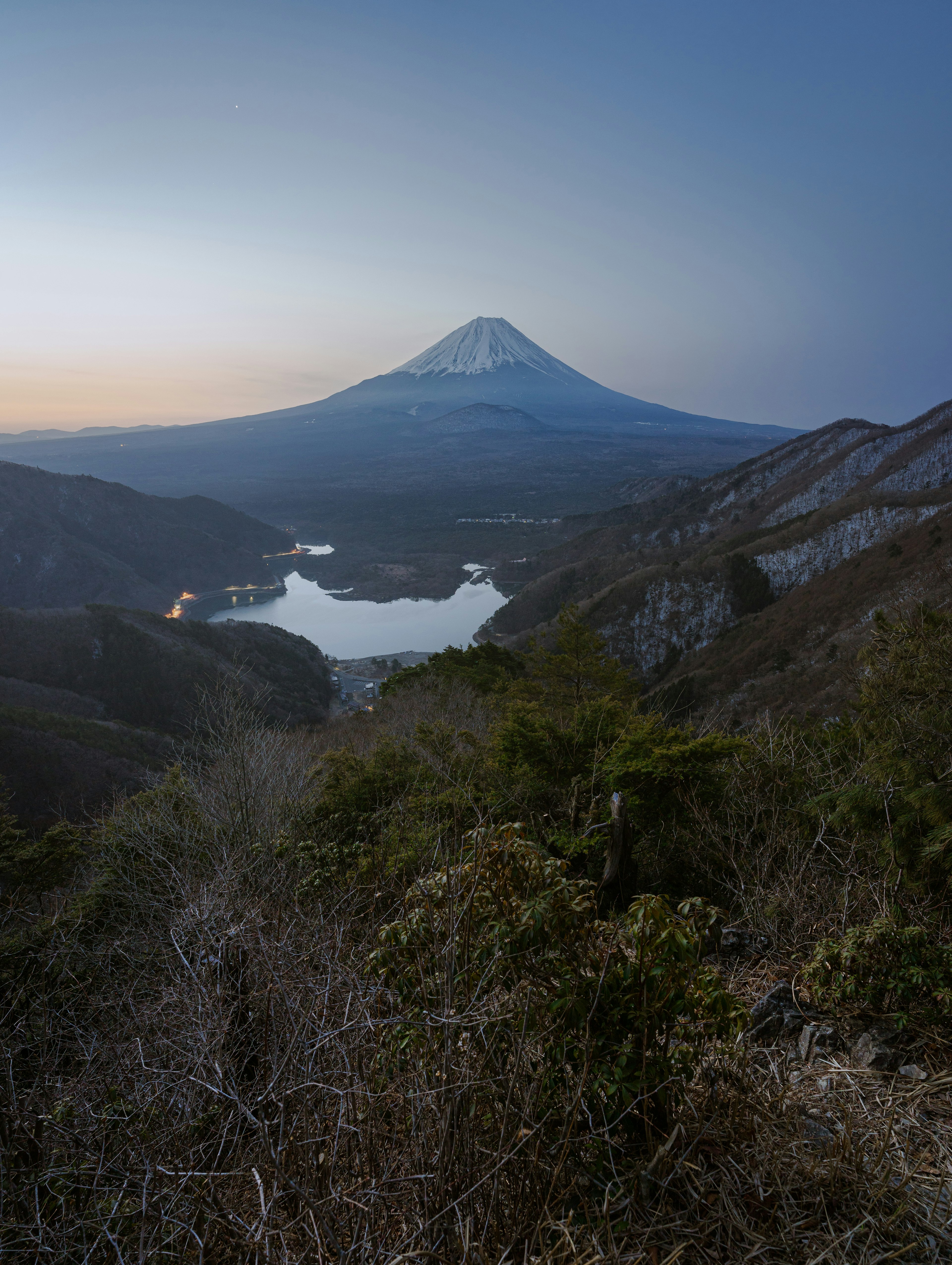 富士山が見える美しい風景 湖と山々が広がる