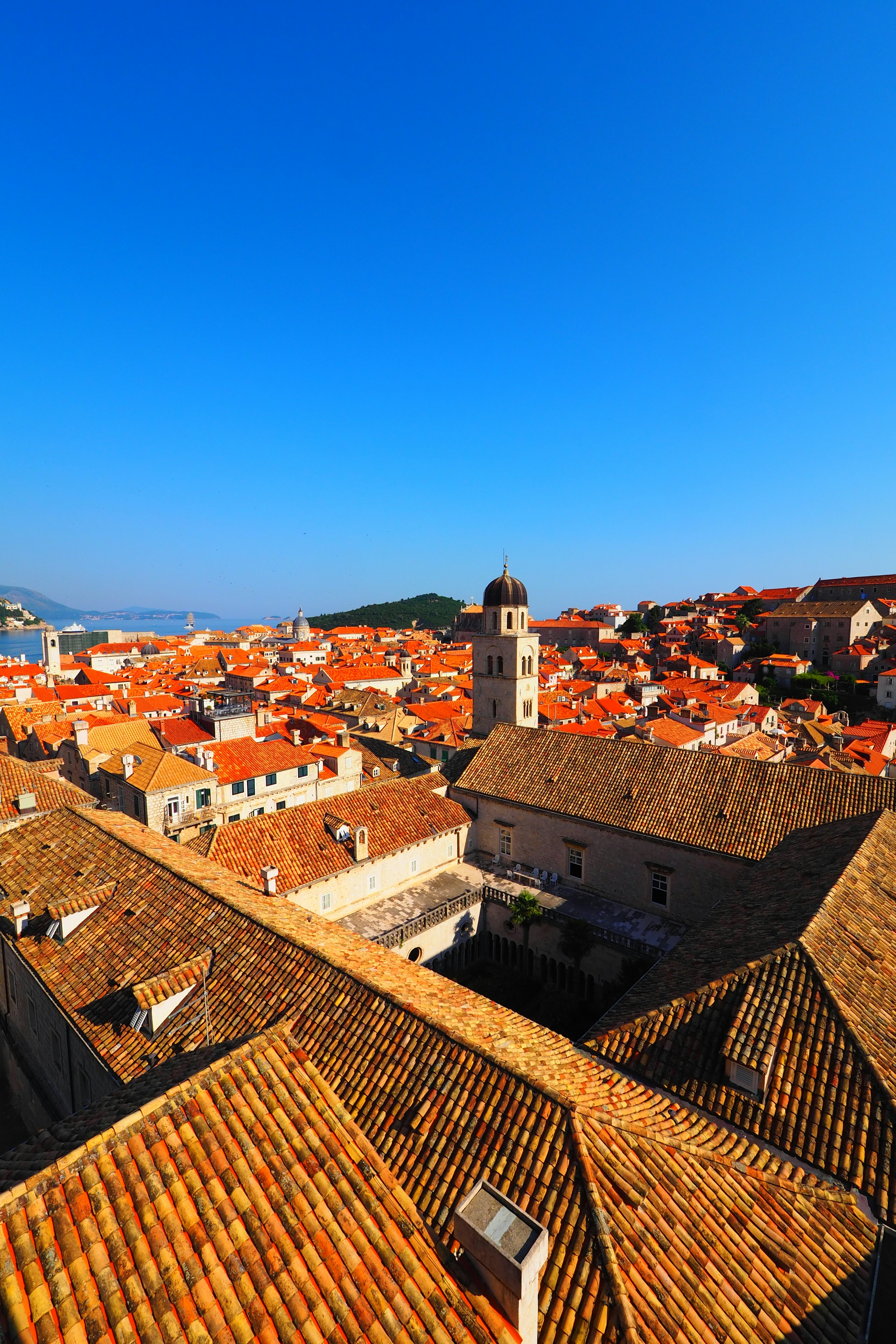 Cảnh nhìn từ trên cao xuống mái ngói màu cam của Dubrovnik dưới bầu trời xanh trong