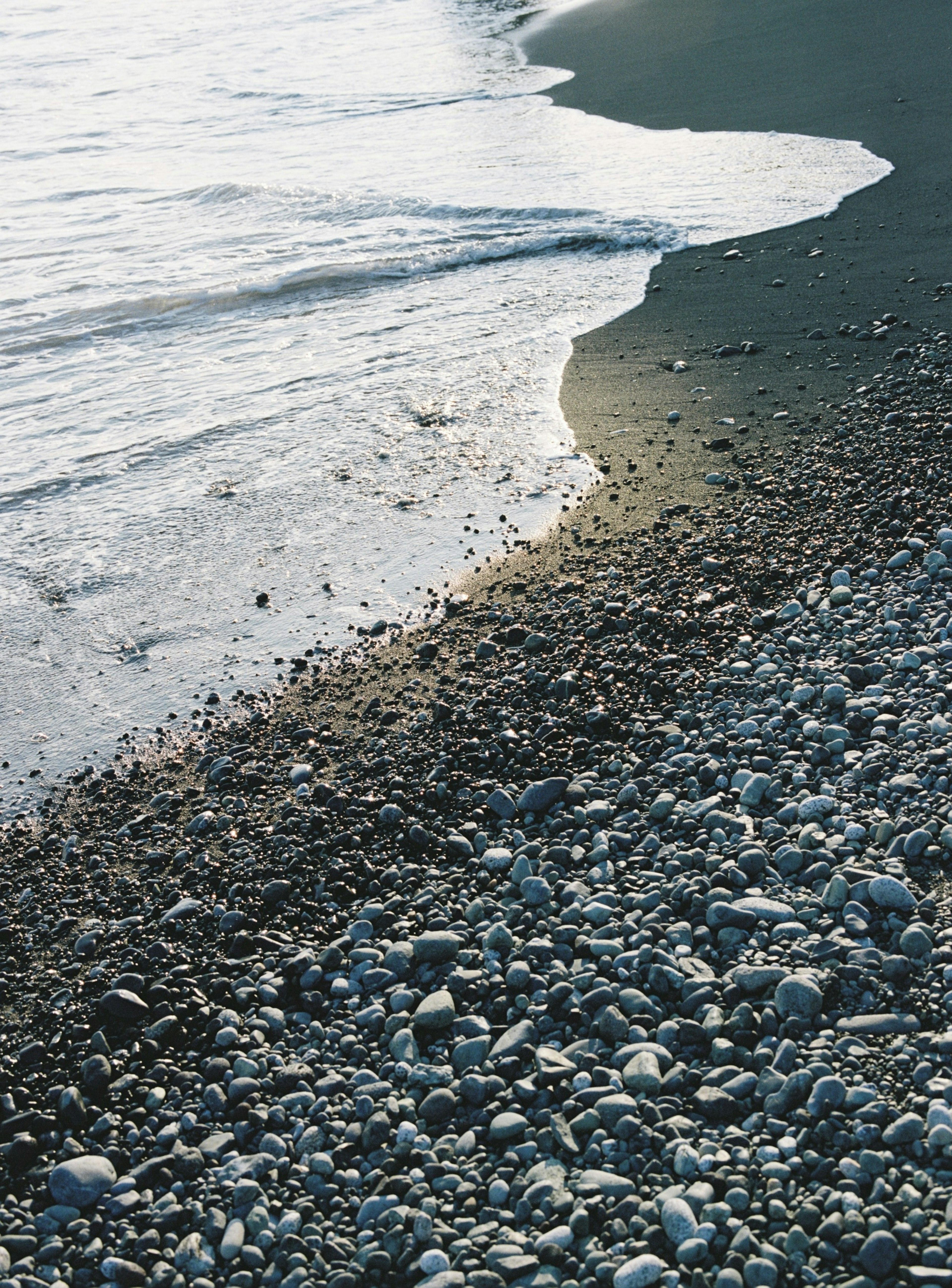 海岸の砂利と波の接触を捉えた画像