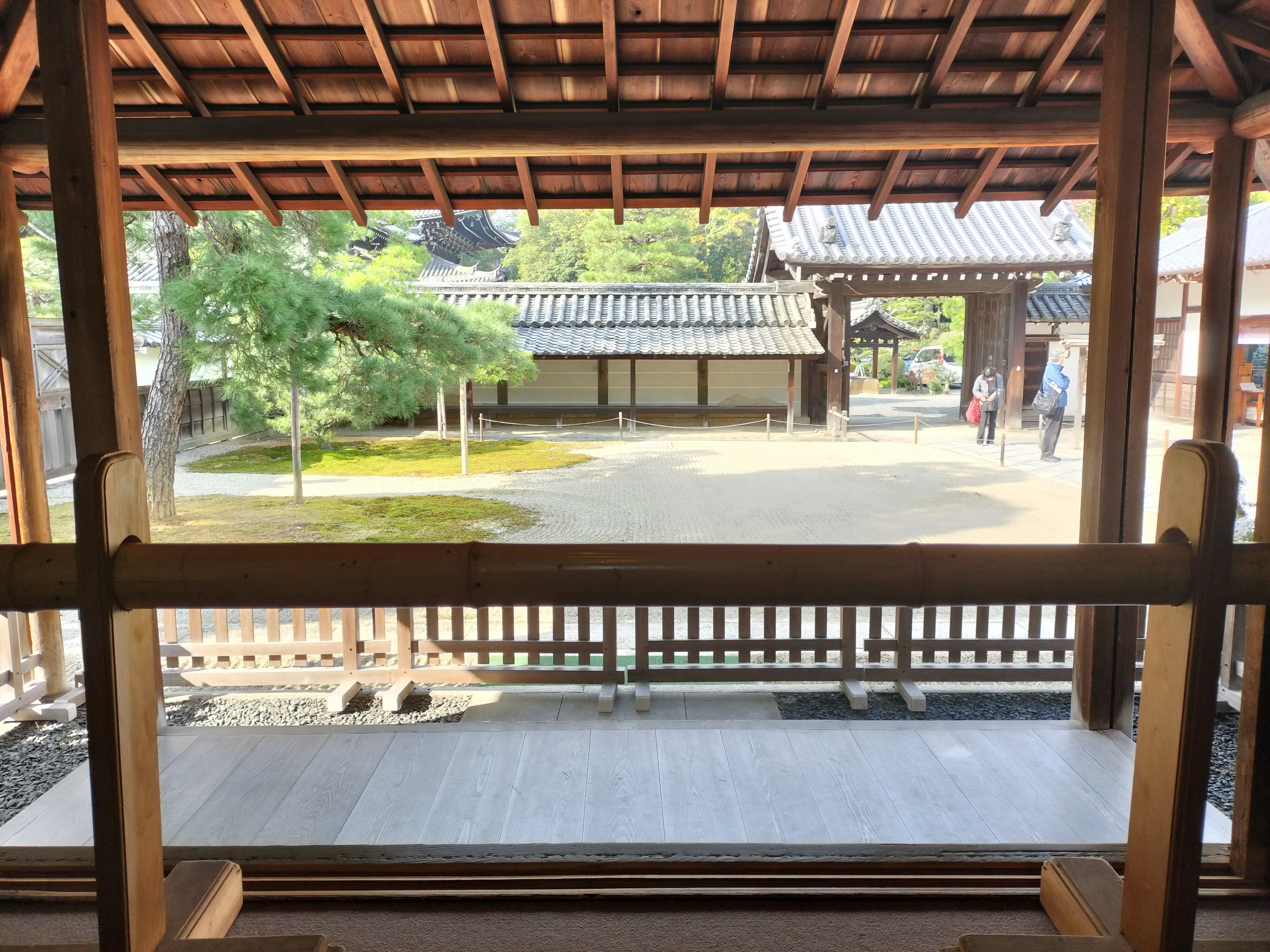 Pemandangan dari struktur kayu yang menghadap taman Jepang tradisional