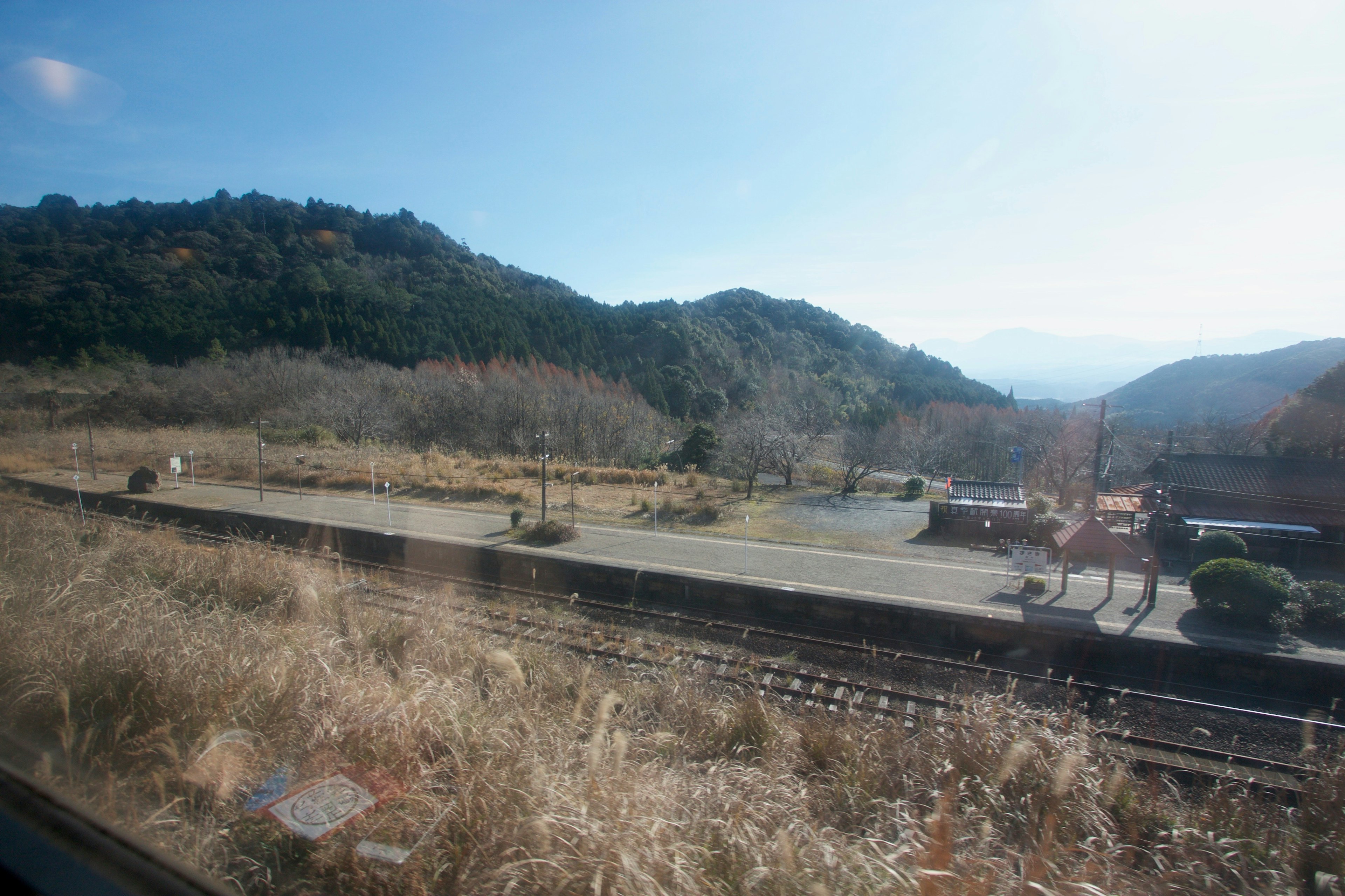 山々と線路が見える静かな風景