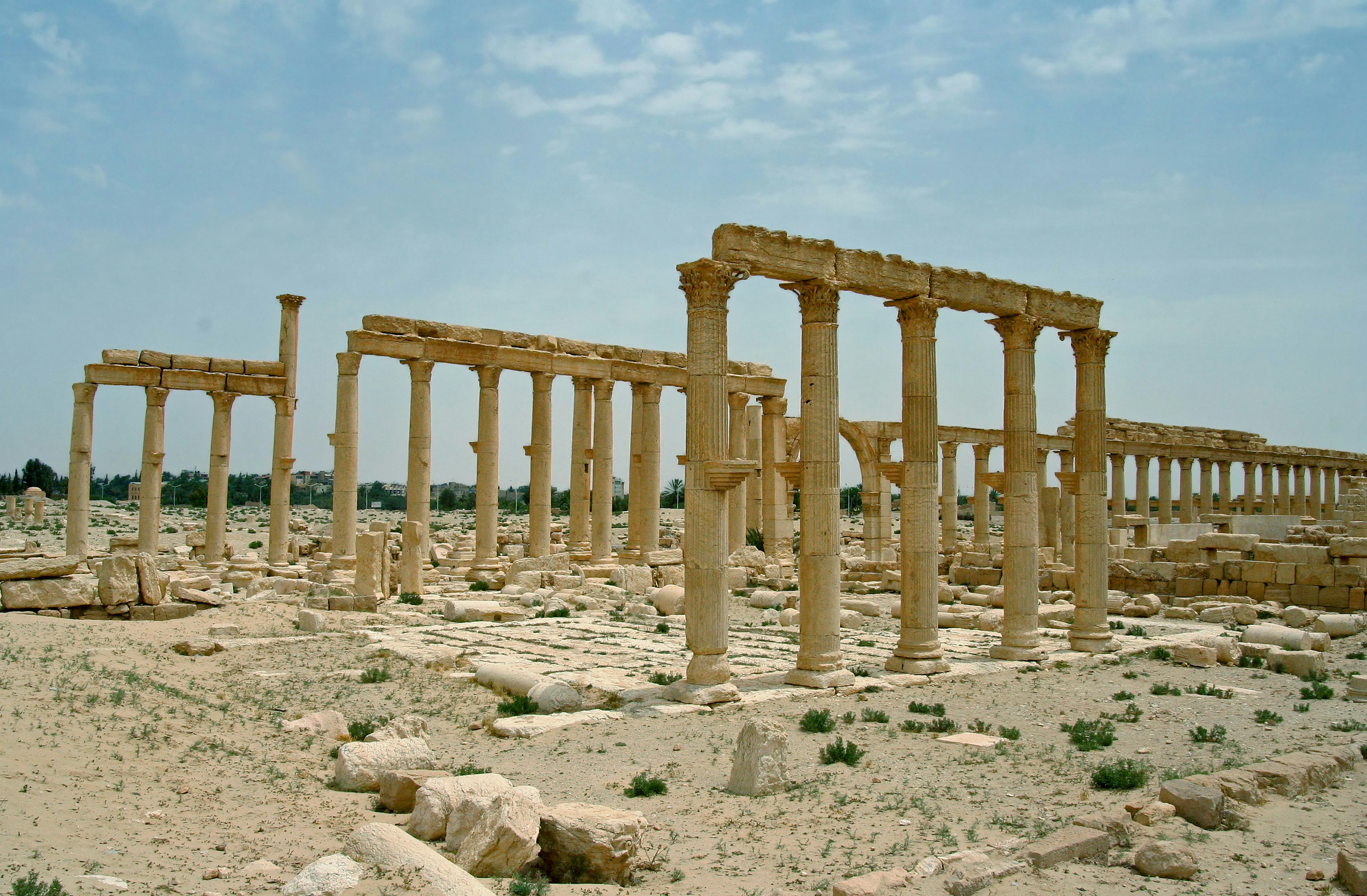 古代遺跡の柱が並ぶ風景