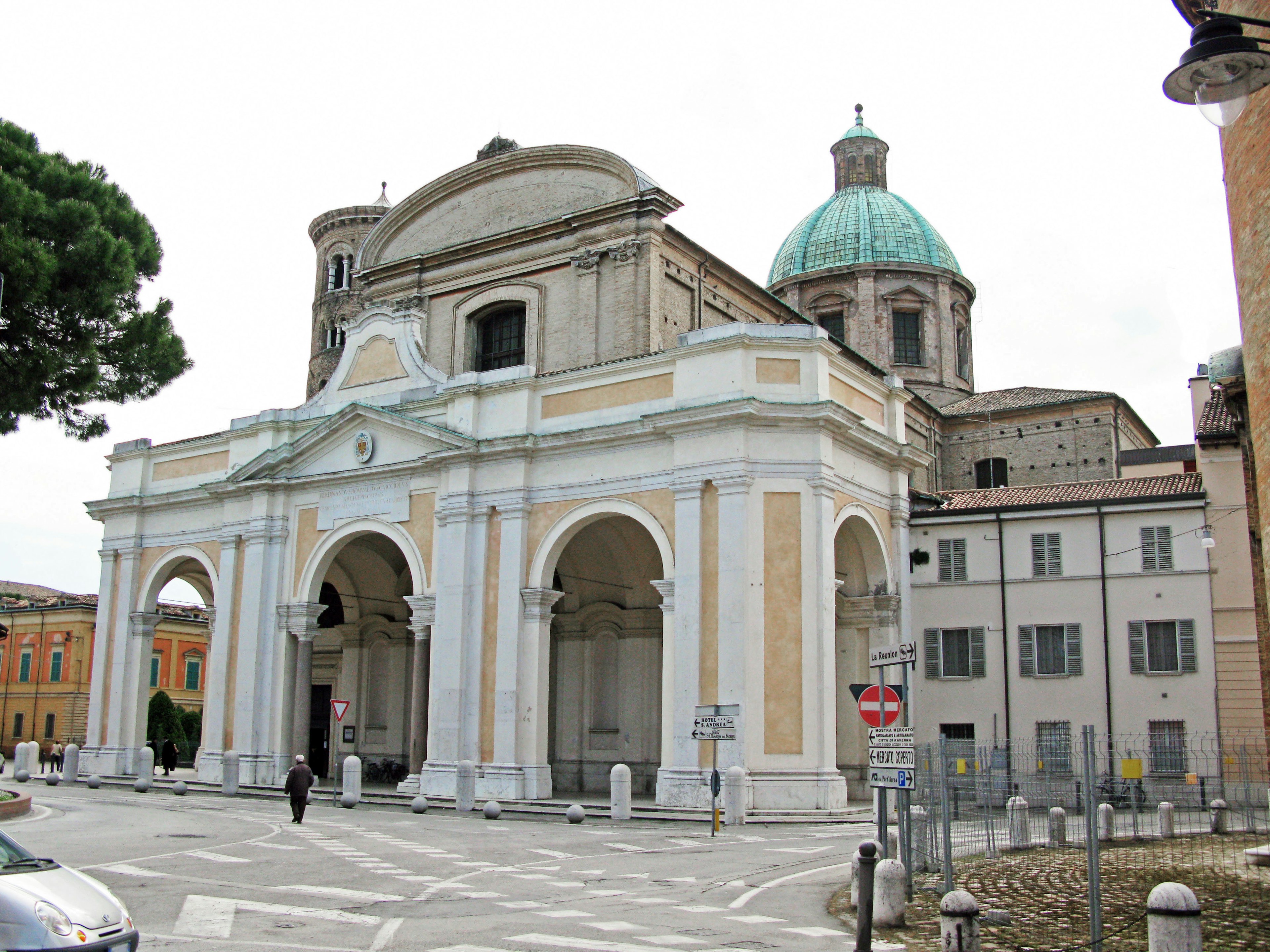 Schöne architektonische Kirche mit einer Kuppel