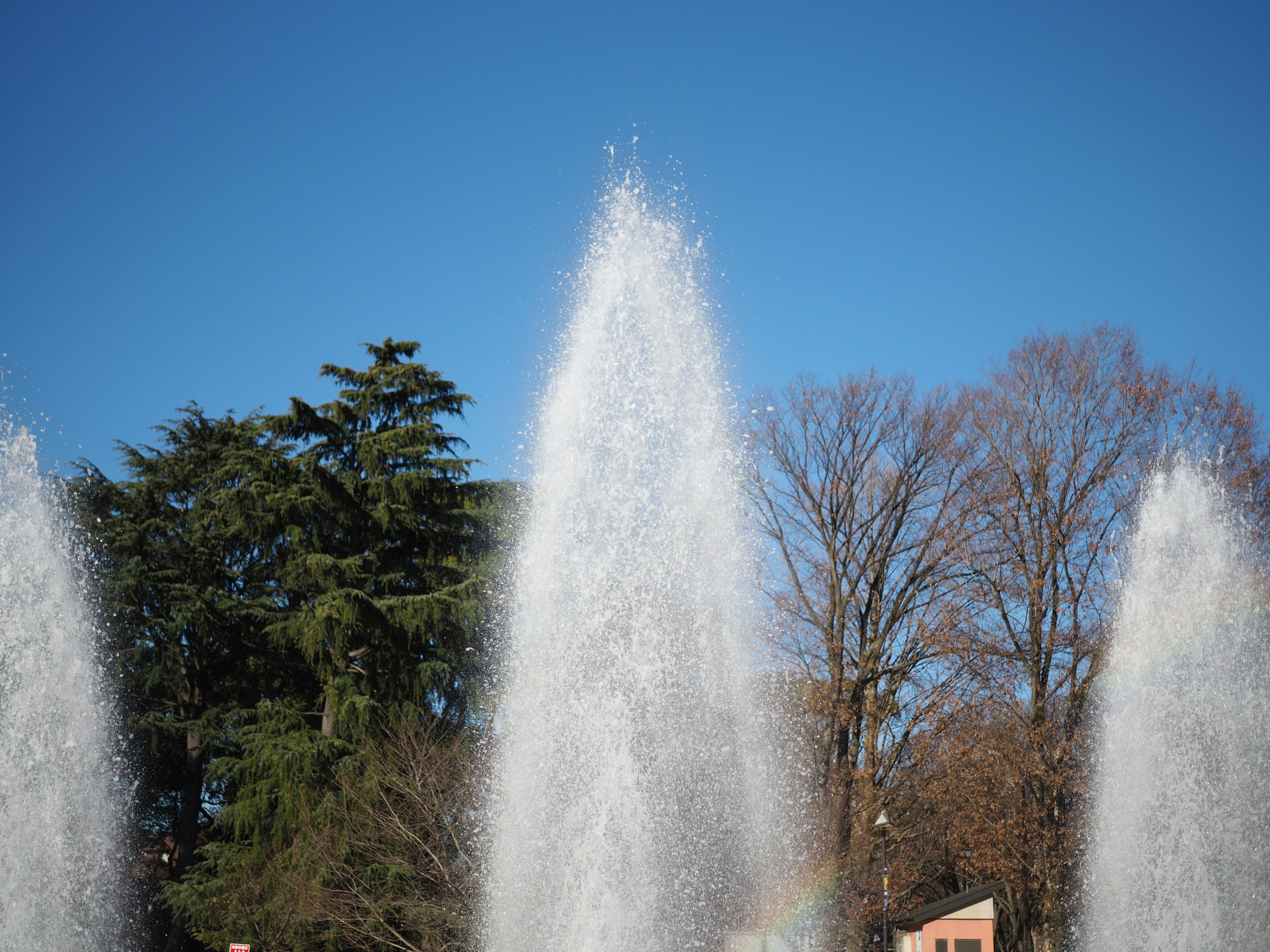 Fontaines projetant de l'eau sous un ciel bleu clair