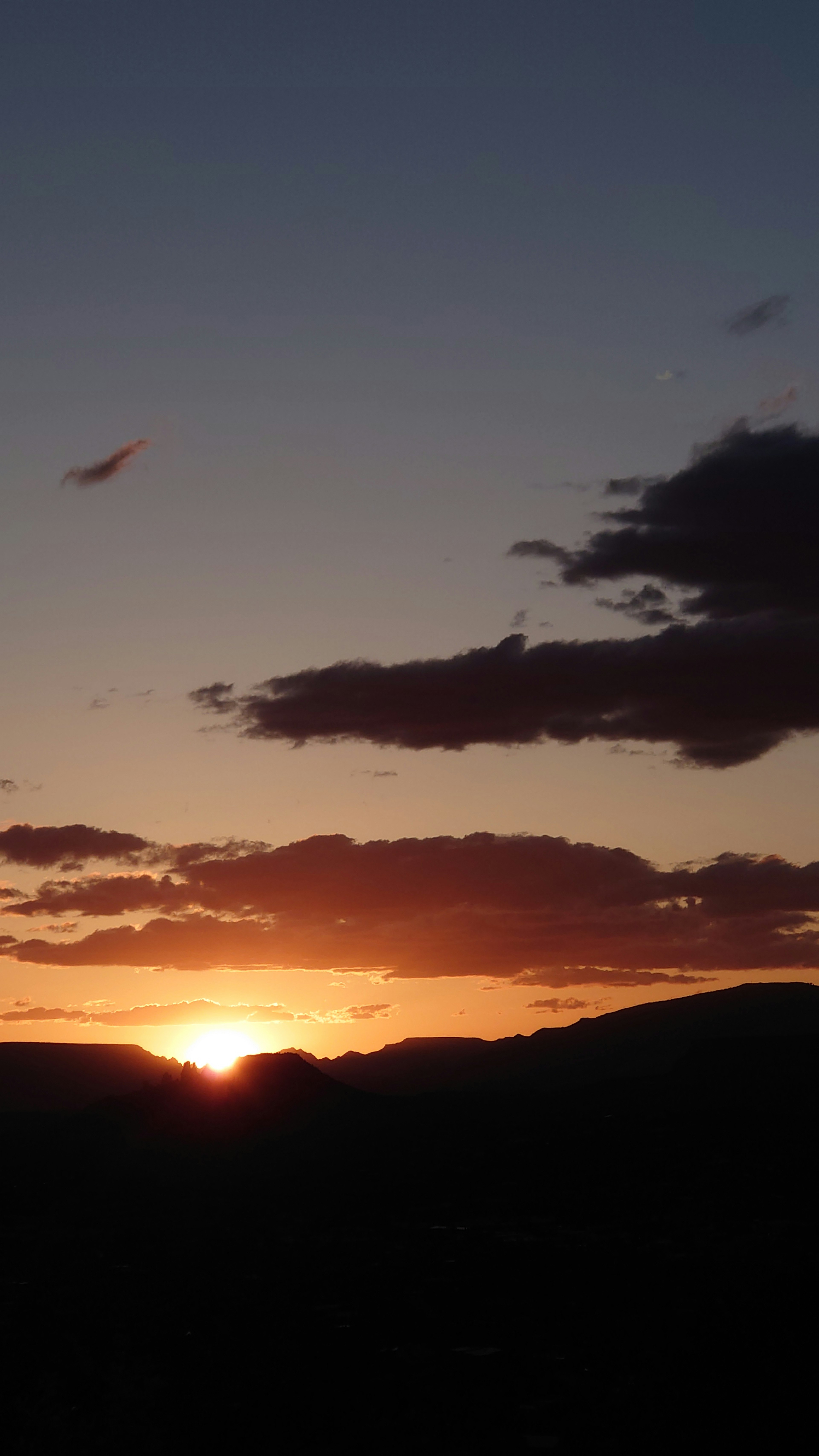 美麗的風景，夕陽在山間落下