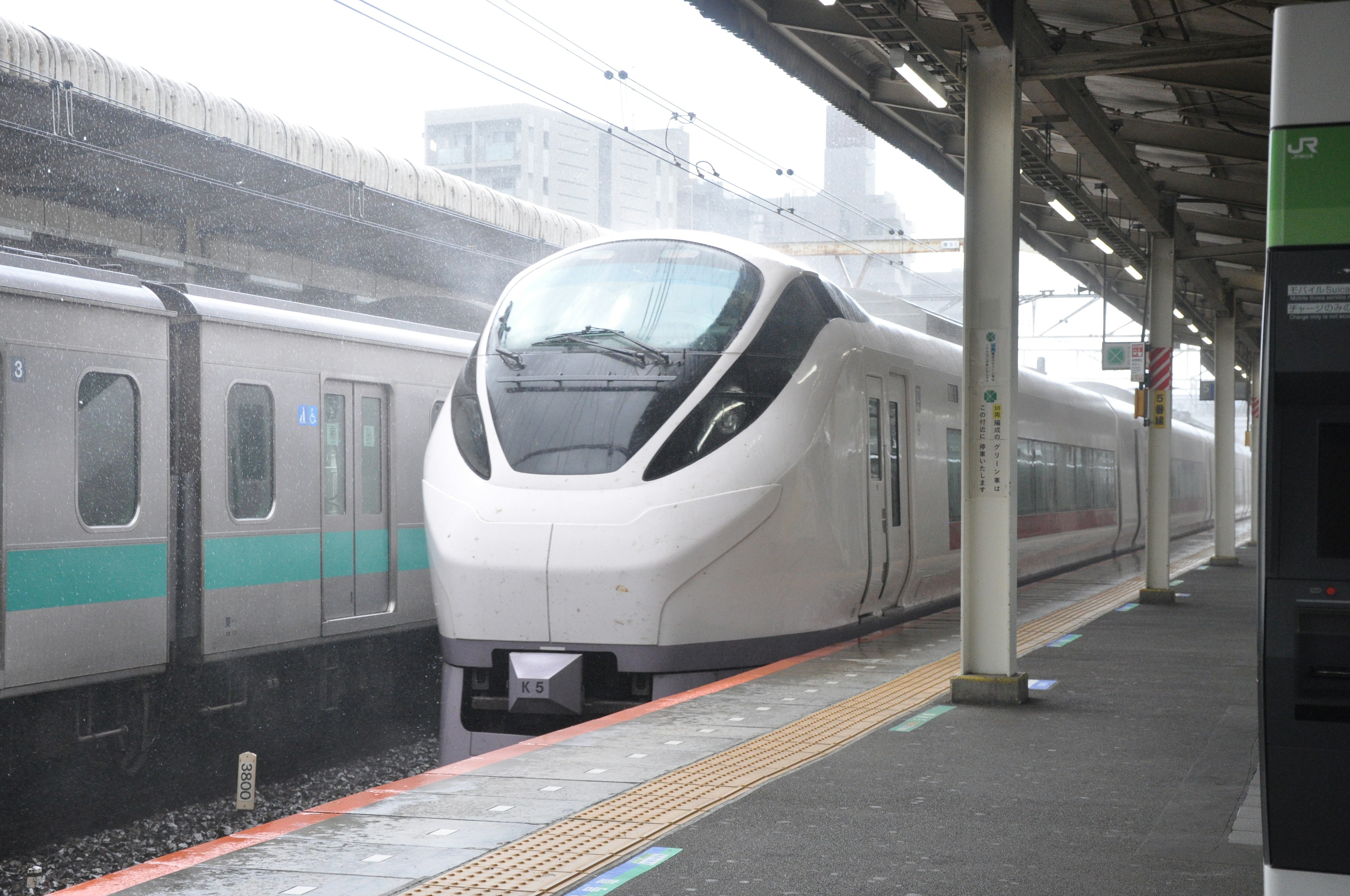 Kereta Shinkansen tiba di stasiun