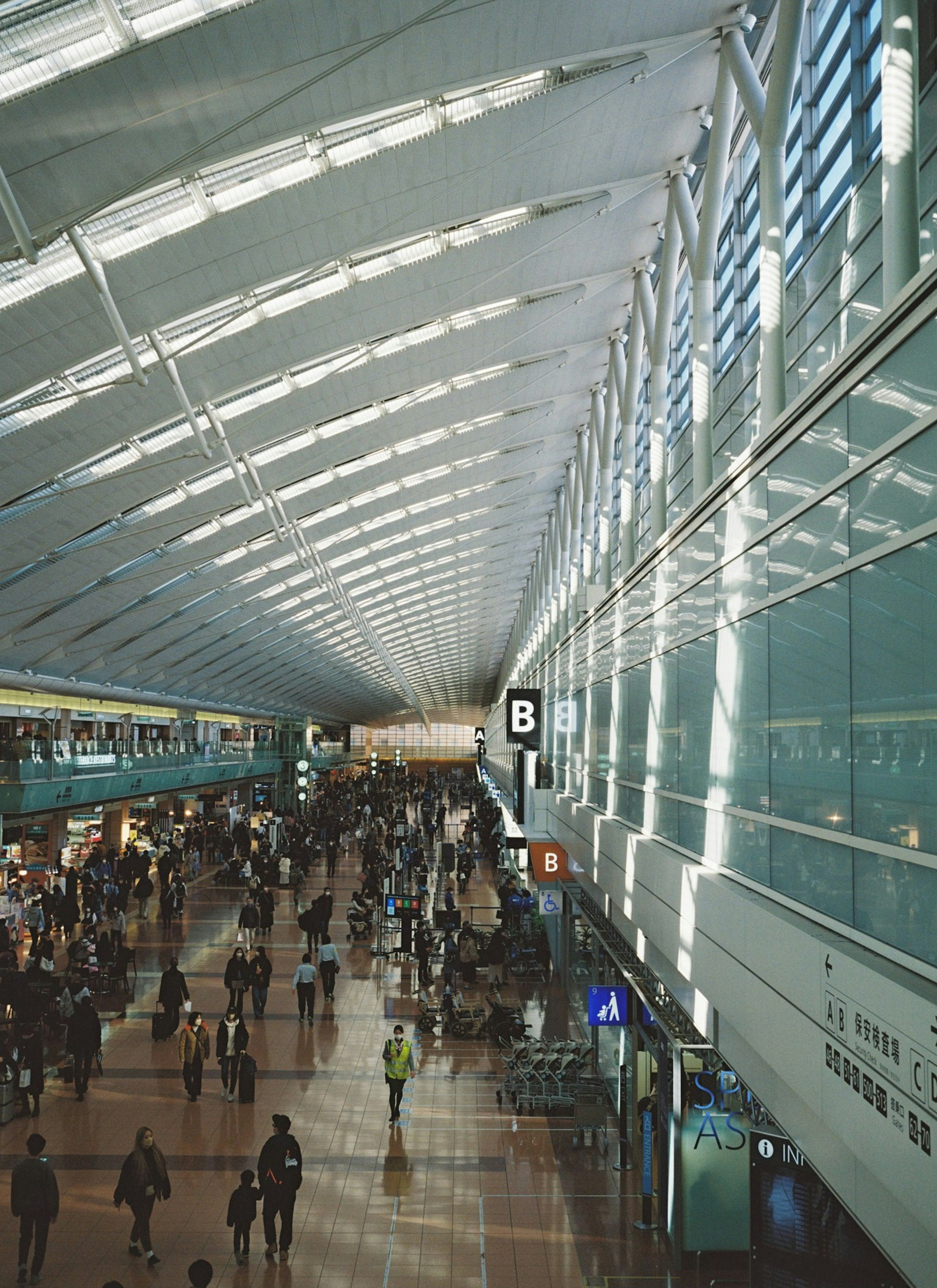 Intérieur spacieux de l'aéroport avec de nombreux voyageurs