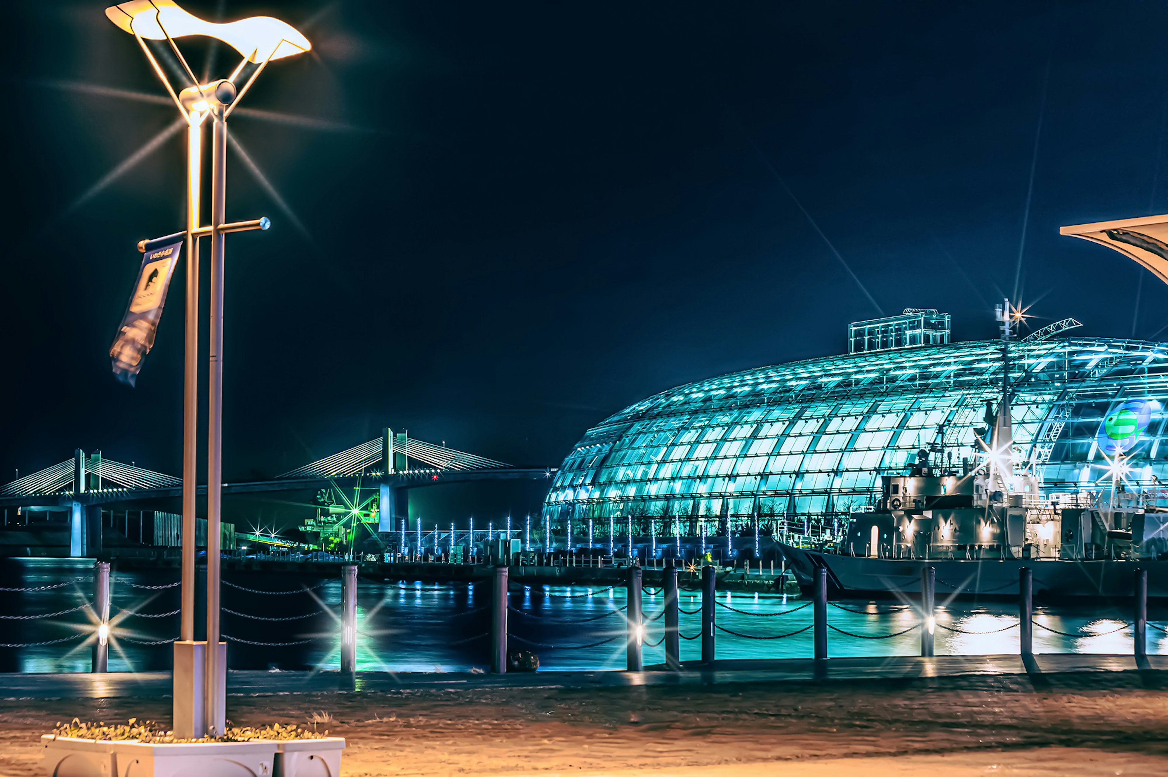 Edificio moderno illuminato di notte con lampioni luminosi