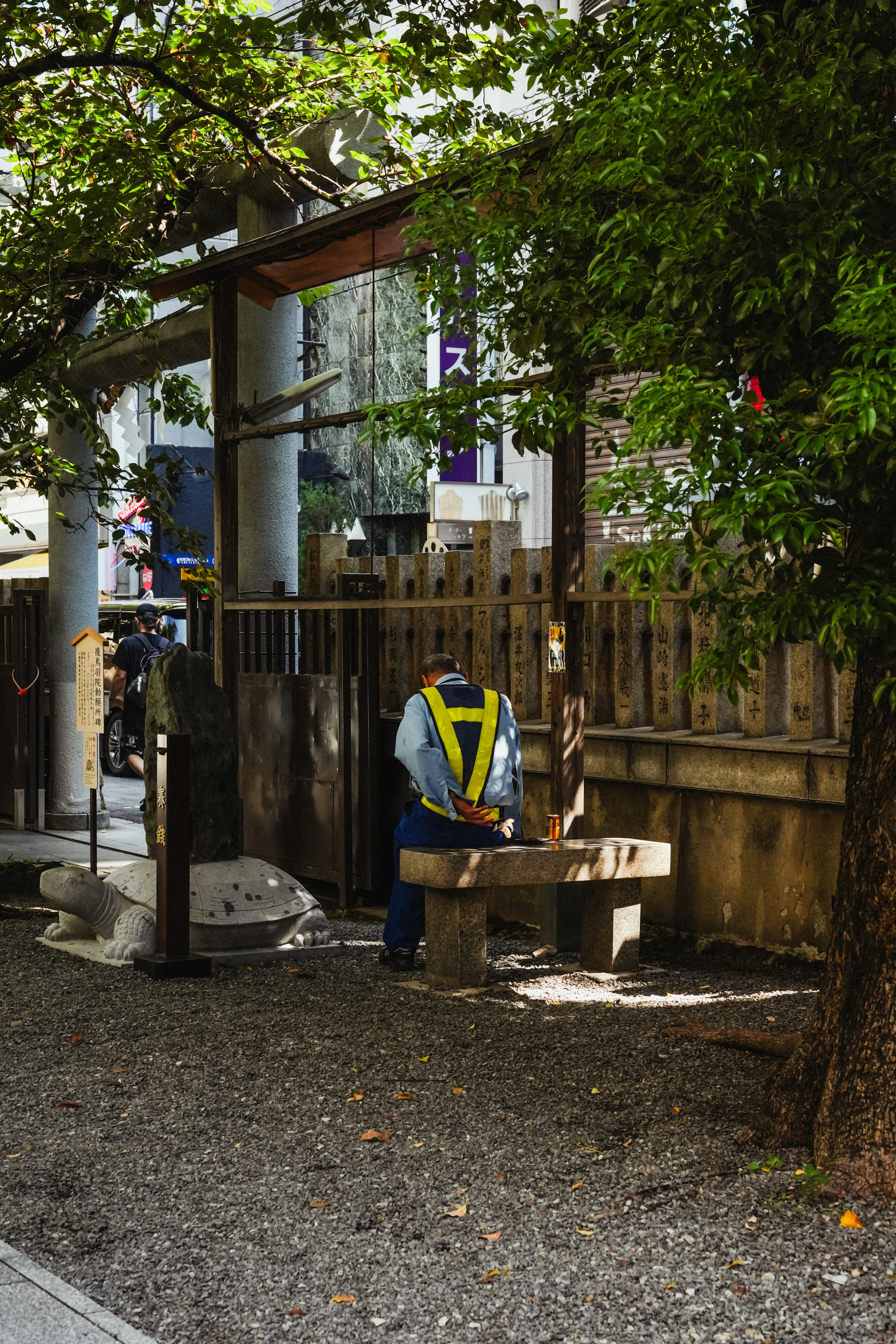 Una persona trabajando en un parque rodeado de árboles