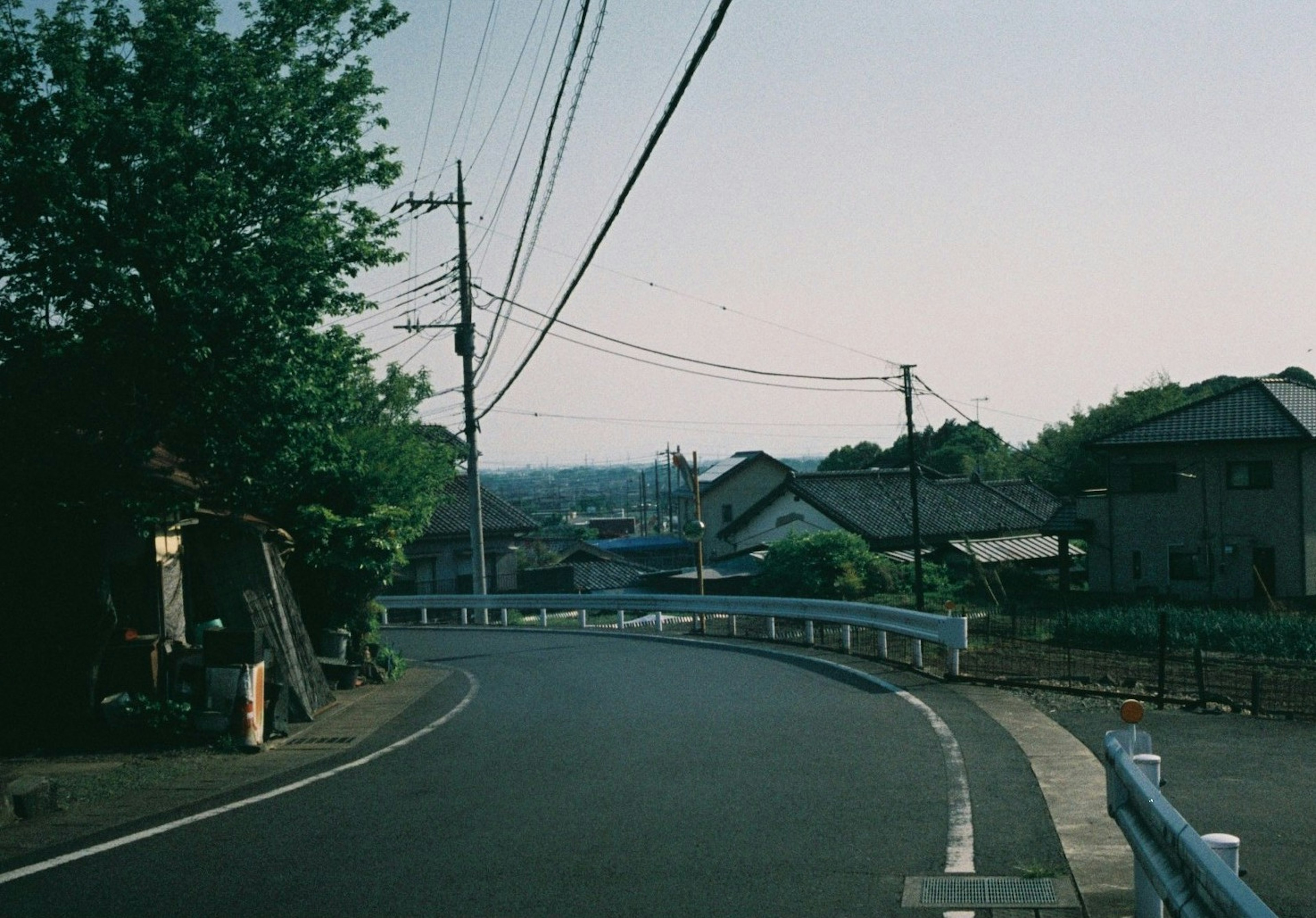 Route courbée avec des maisons et des arbres environnants