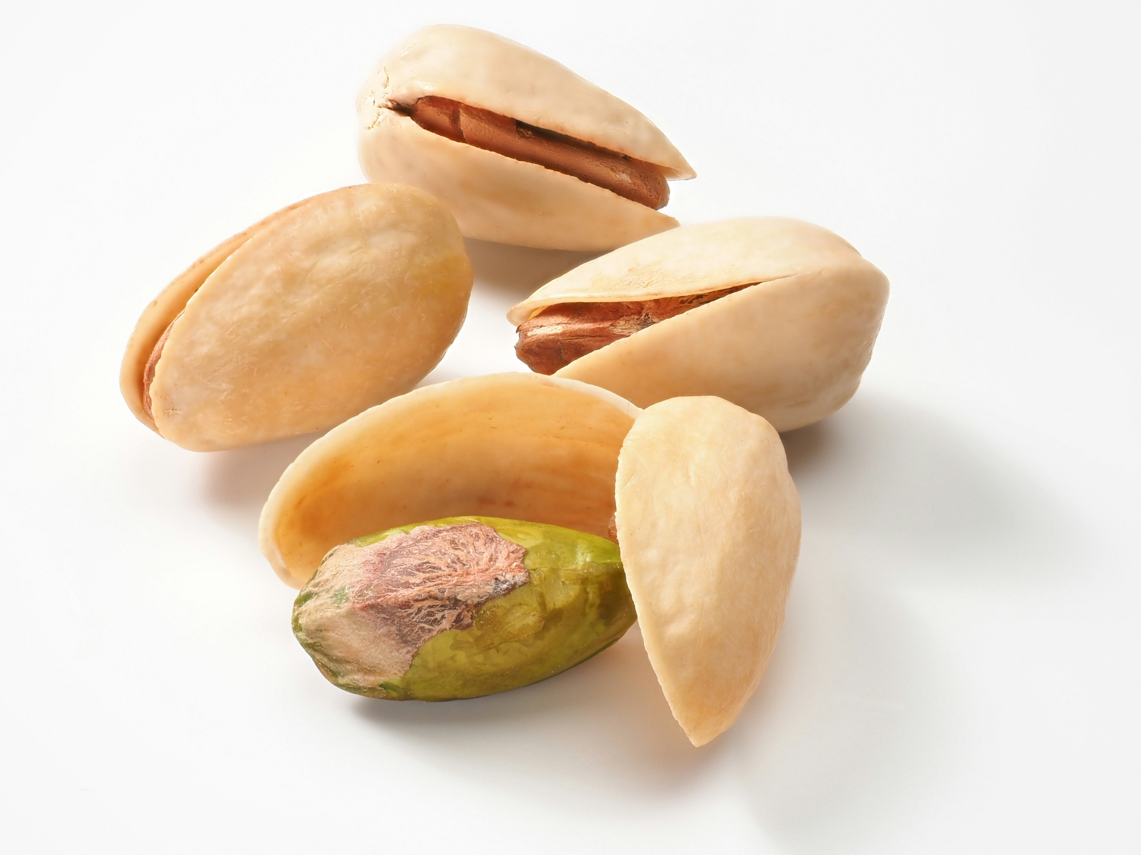 Vỏ và hạt pistachio được sắp xếp trên nền trắng