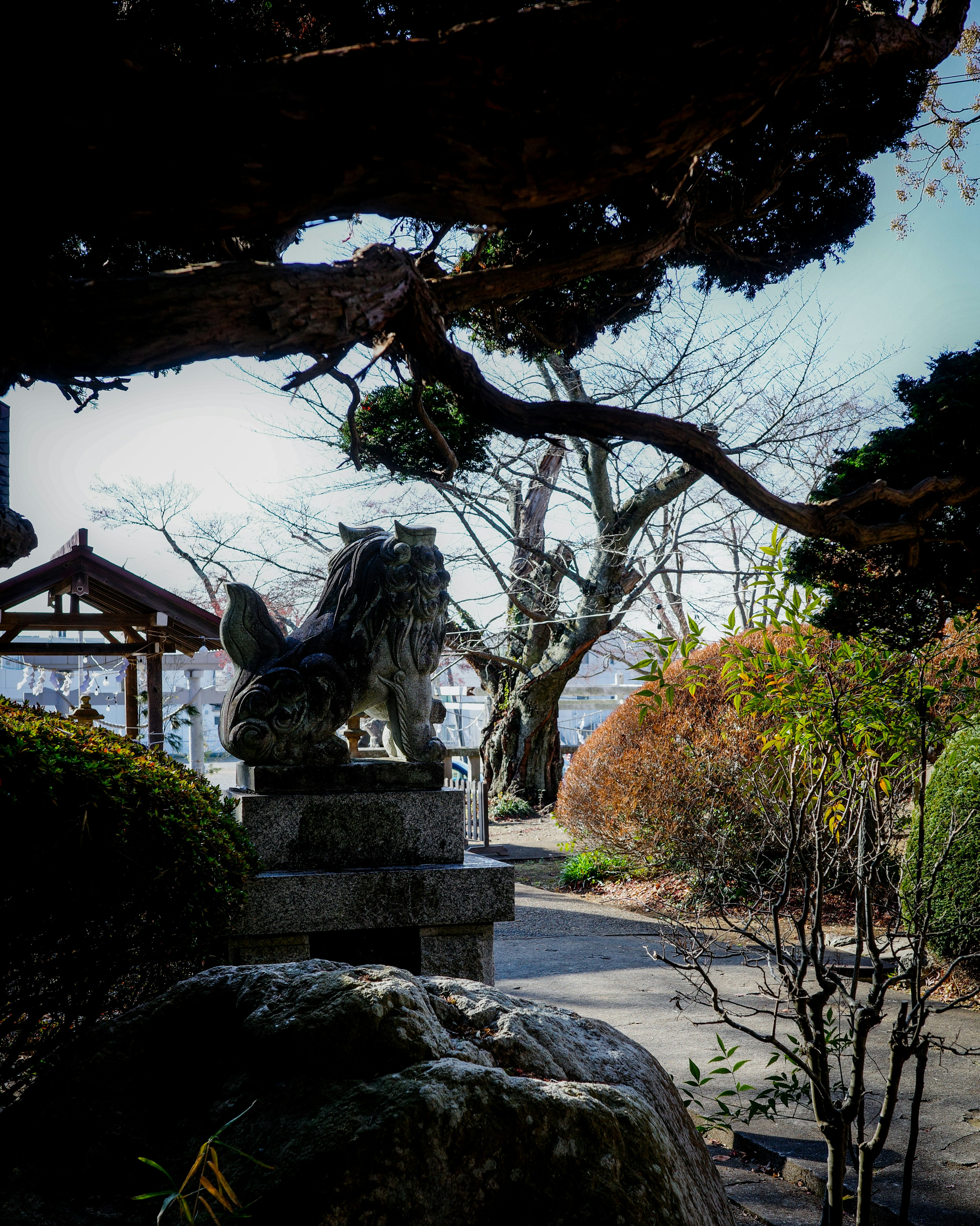 公園の獅子の彫刻と周囲の自然の景色