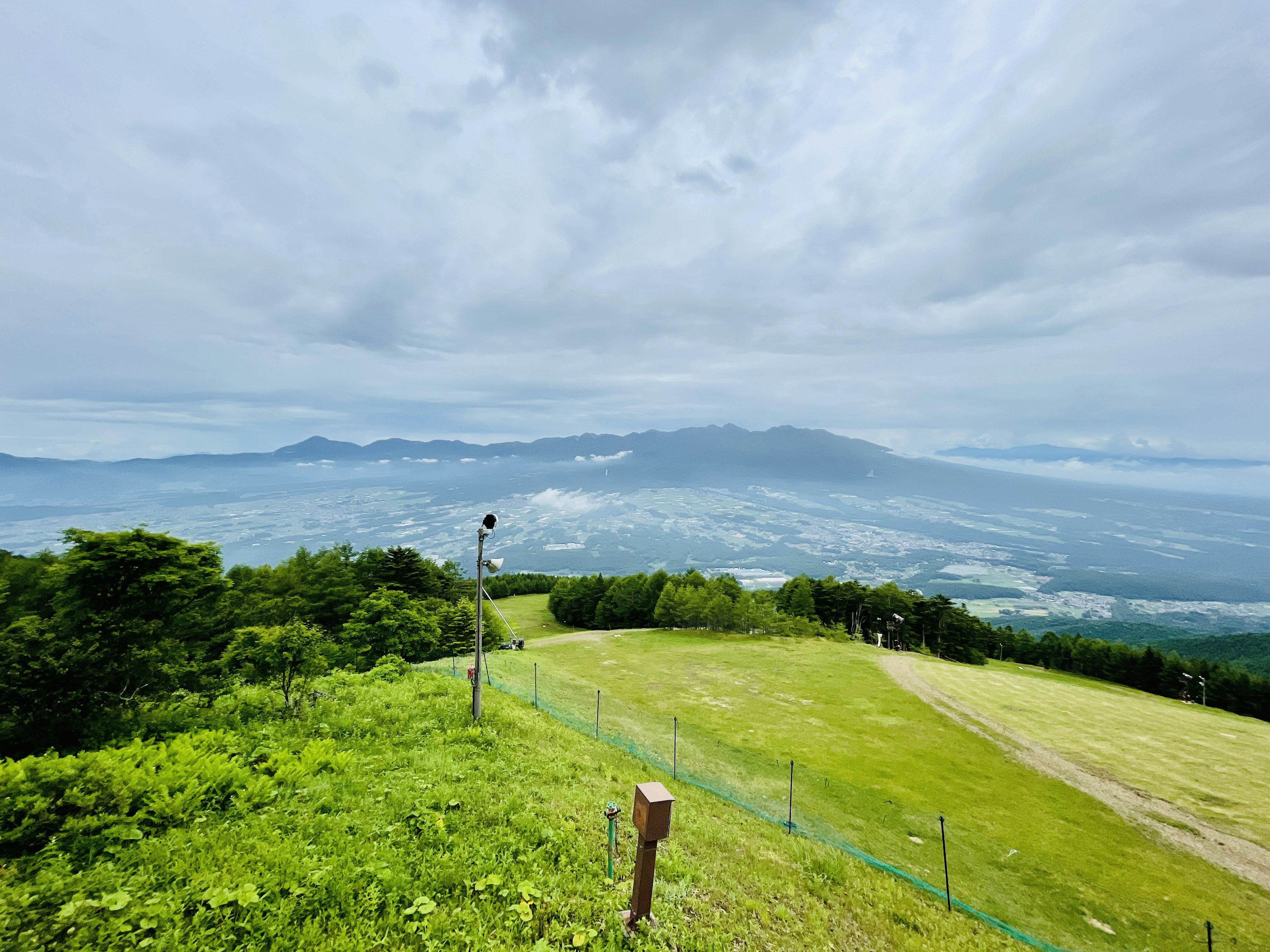 Üppige grüne Berglandschaft mit bewölktem Himmel