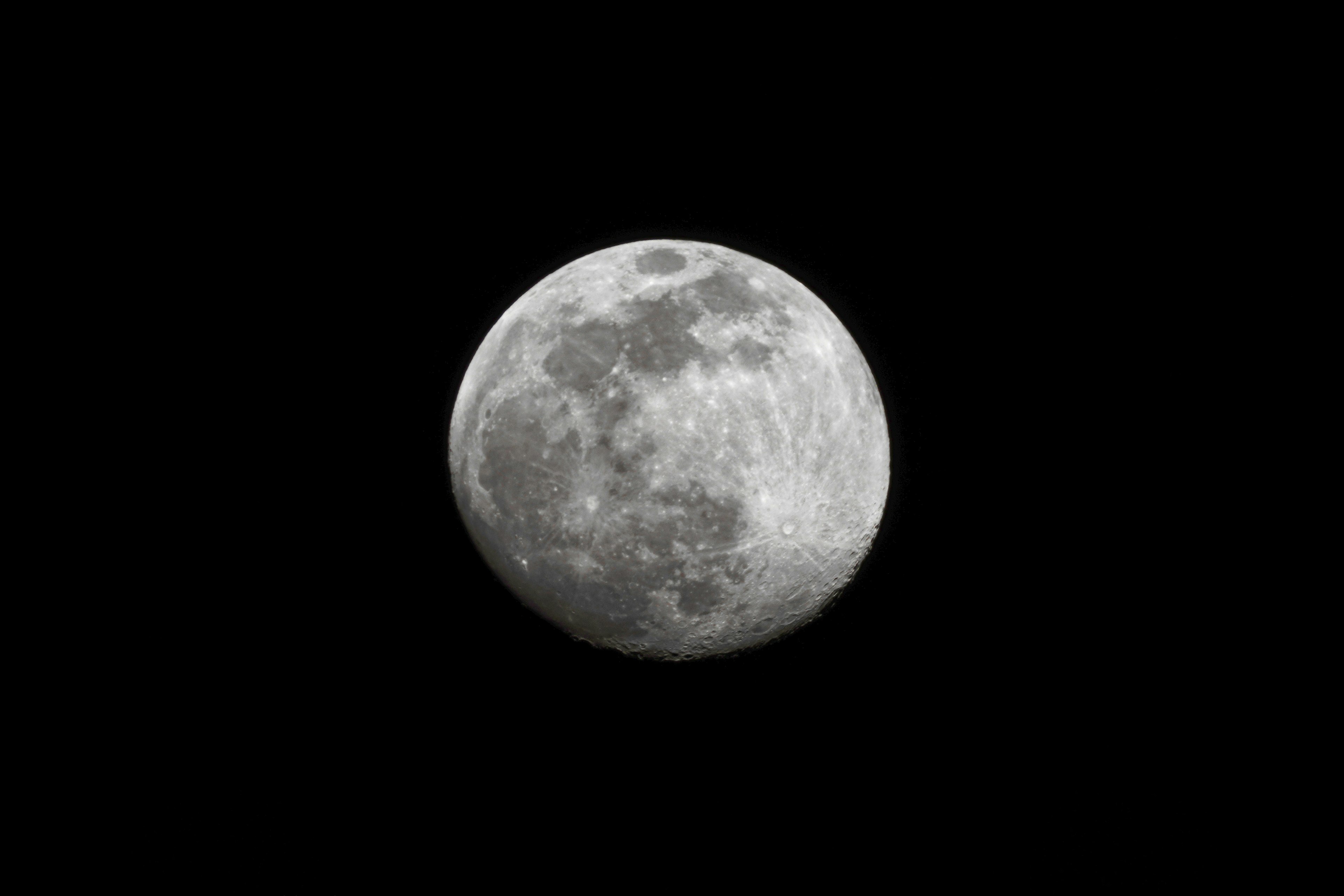 Image détaillée d'une pleine lune sur fond noir