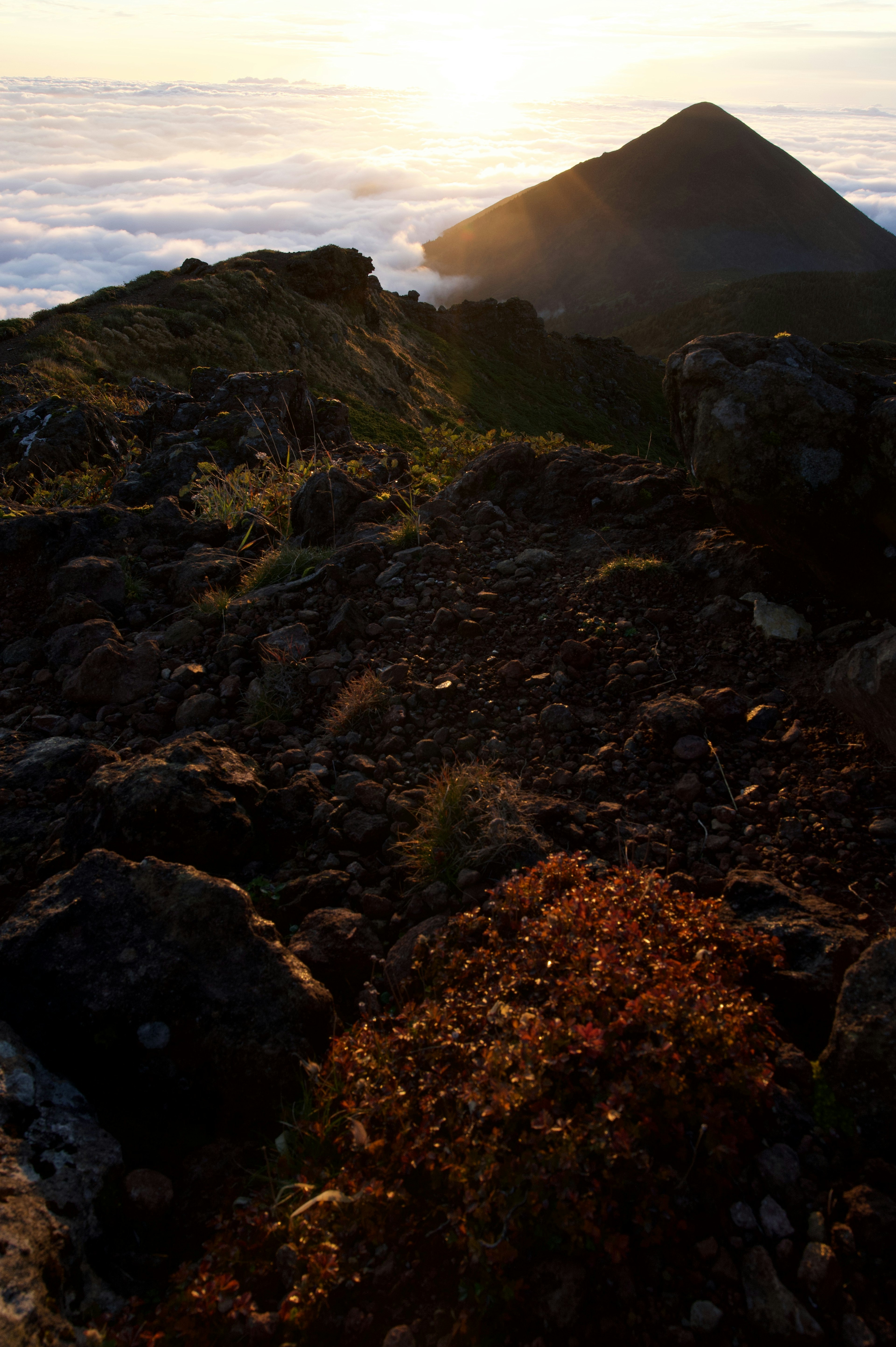 Hermosa vista del atardecer y mar de nubes desde la cima de la montaña