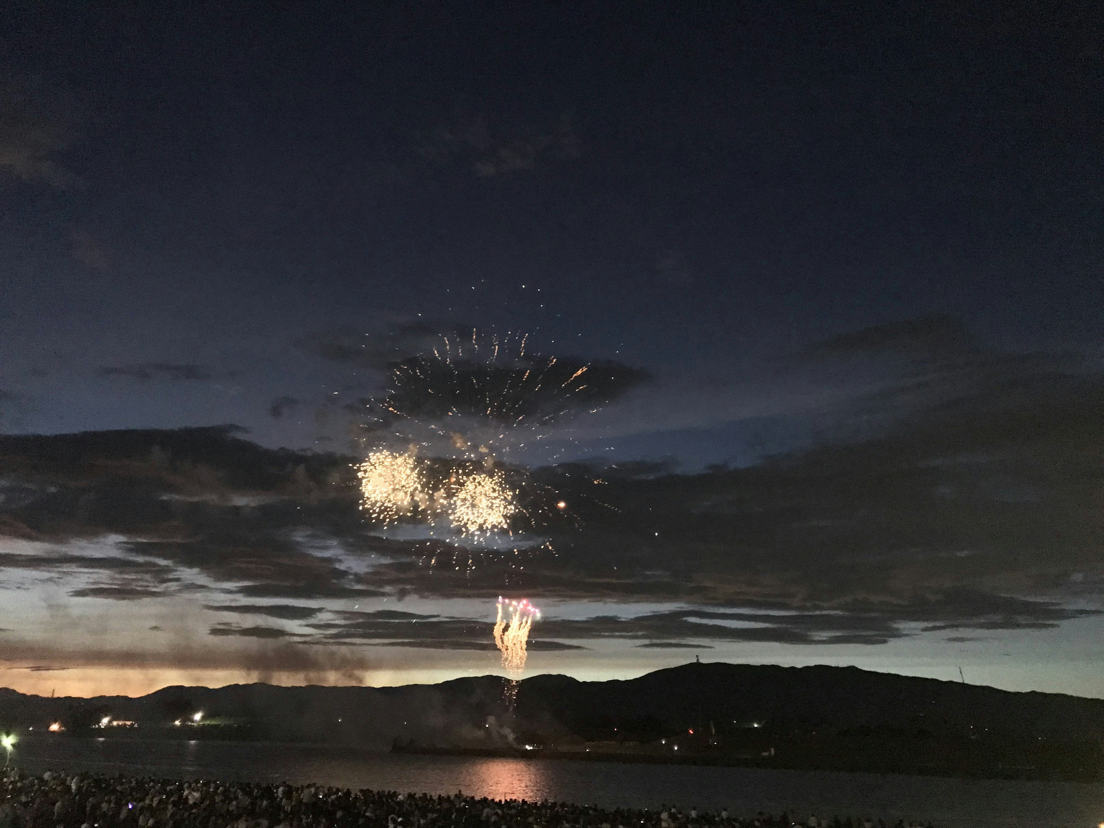 Schöne Szene mit Feuerwerk am Nachthimmel